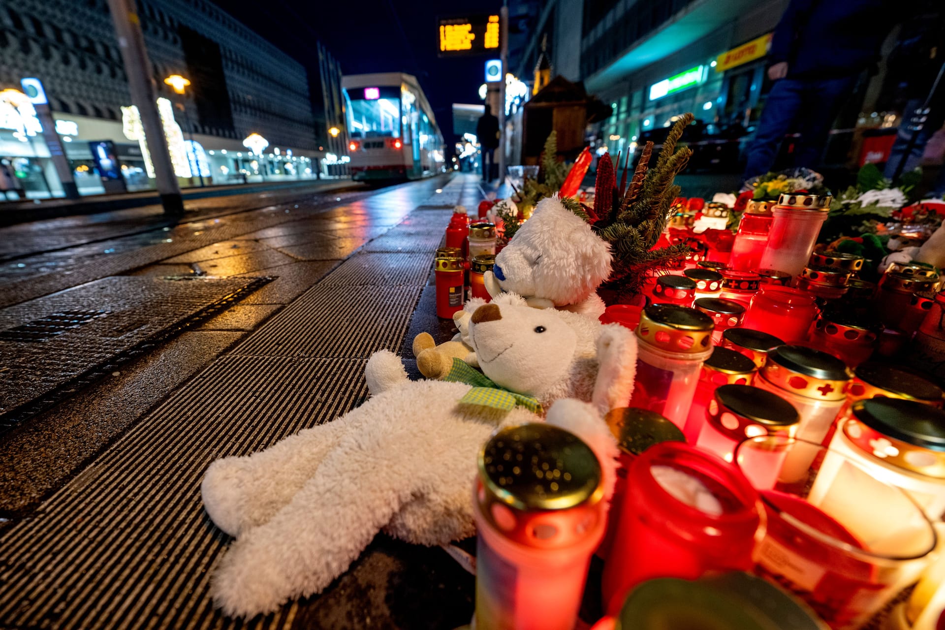 Stofftiere und Kerzen stehen in der Nähe des Weihnachtsmarktes in Magdeburg, auf dem am Freitagabend fünf Menschen bei einem Anschlag getötet wurden.