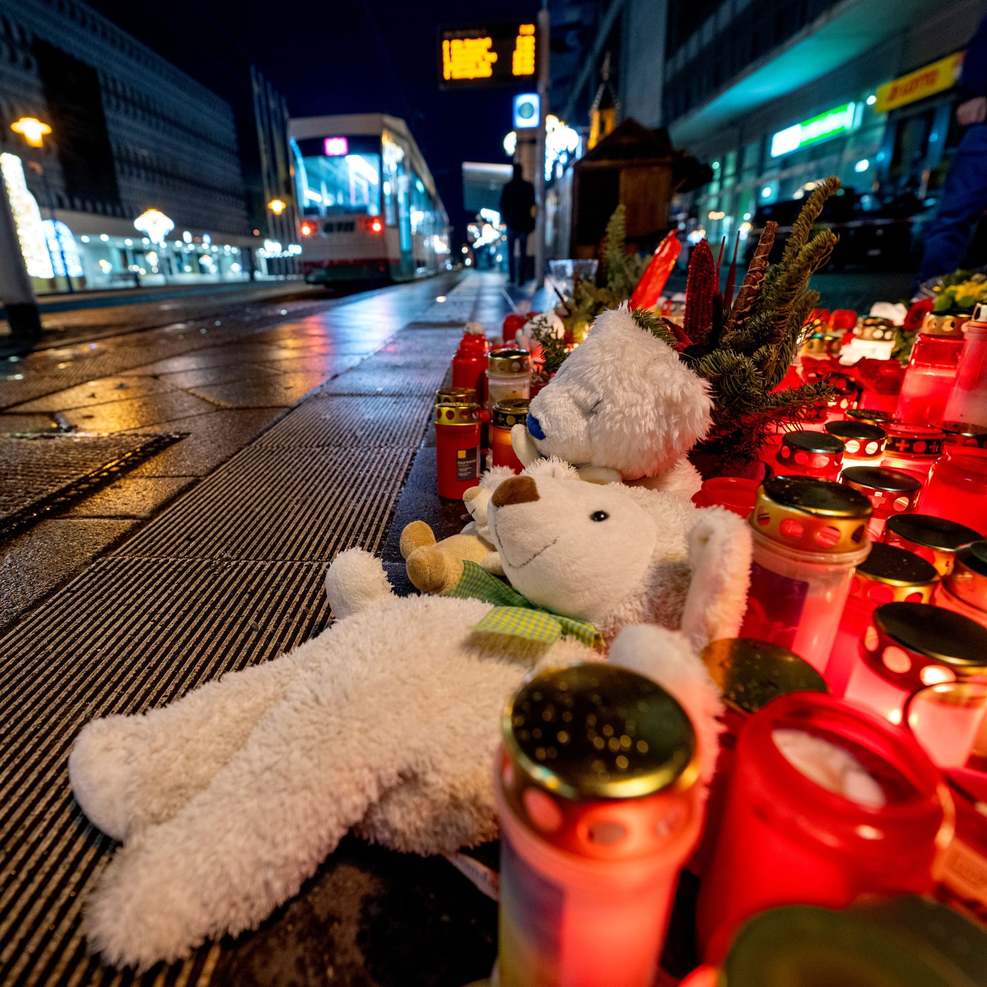 Stofftiere und Kerzen stehen in der Nähe des Weihnachtsmarktes in Magdeburg, auf dem am Freitagabend fünf Menschen bei einem Anschlag getötet wurden.