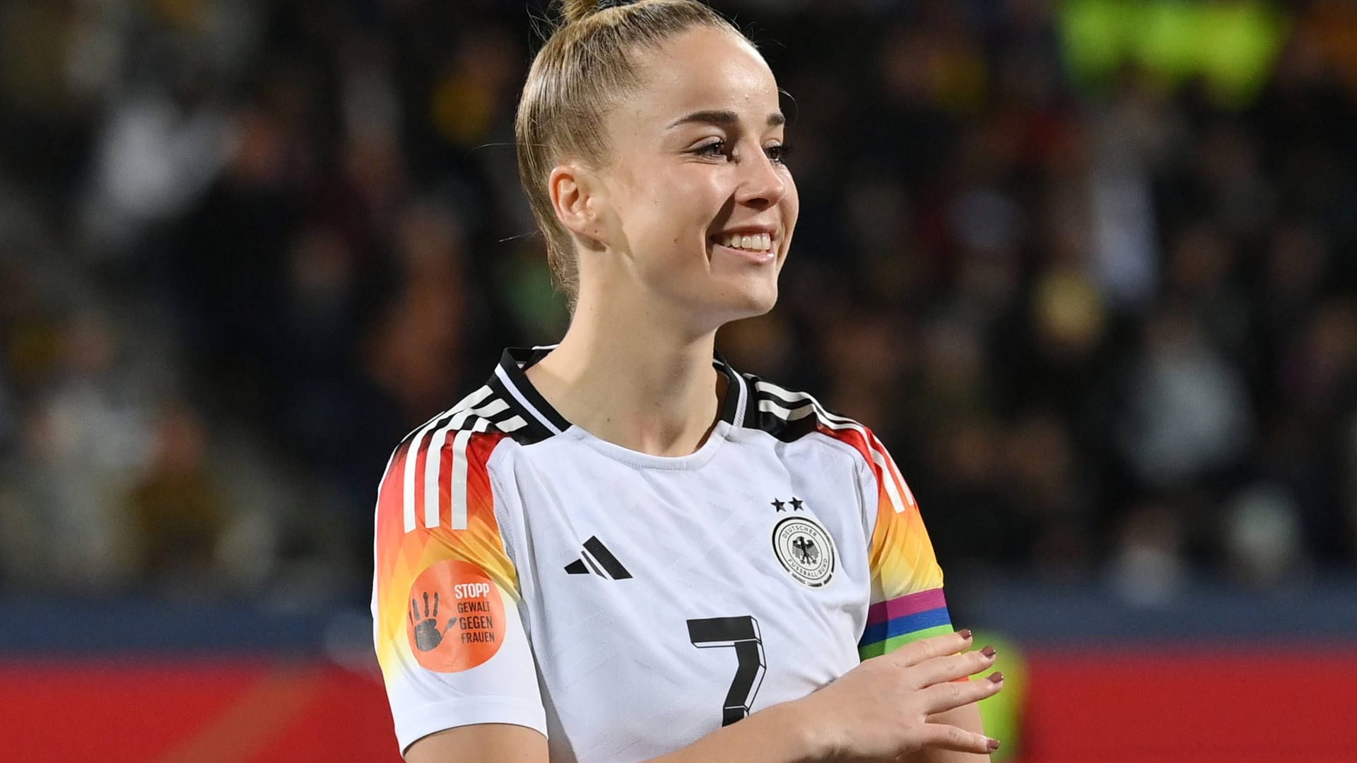 Giulia Gwinn beim Länderspiel gegen Italien Anfang Dezember mit der Kapitänsbinde am Arm: Die Spielerin des FC Bayern ist bereits seit 2017 im DFB-Team.