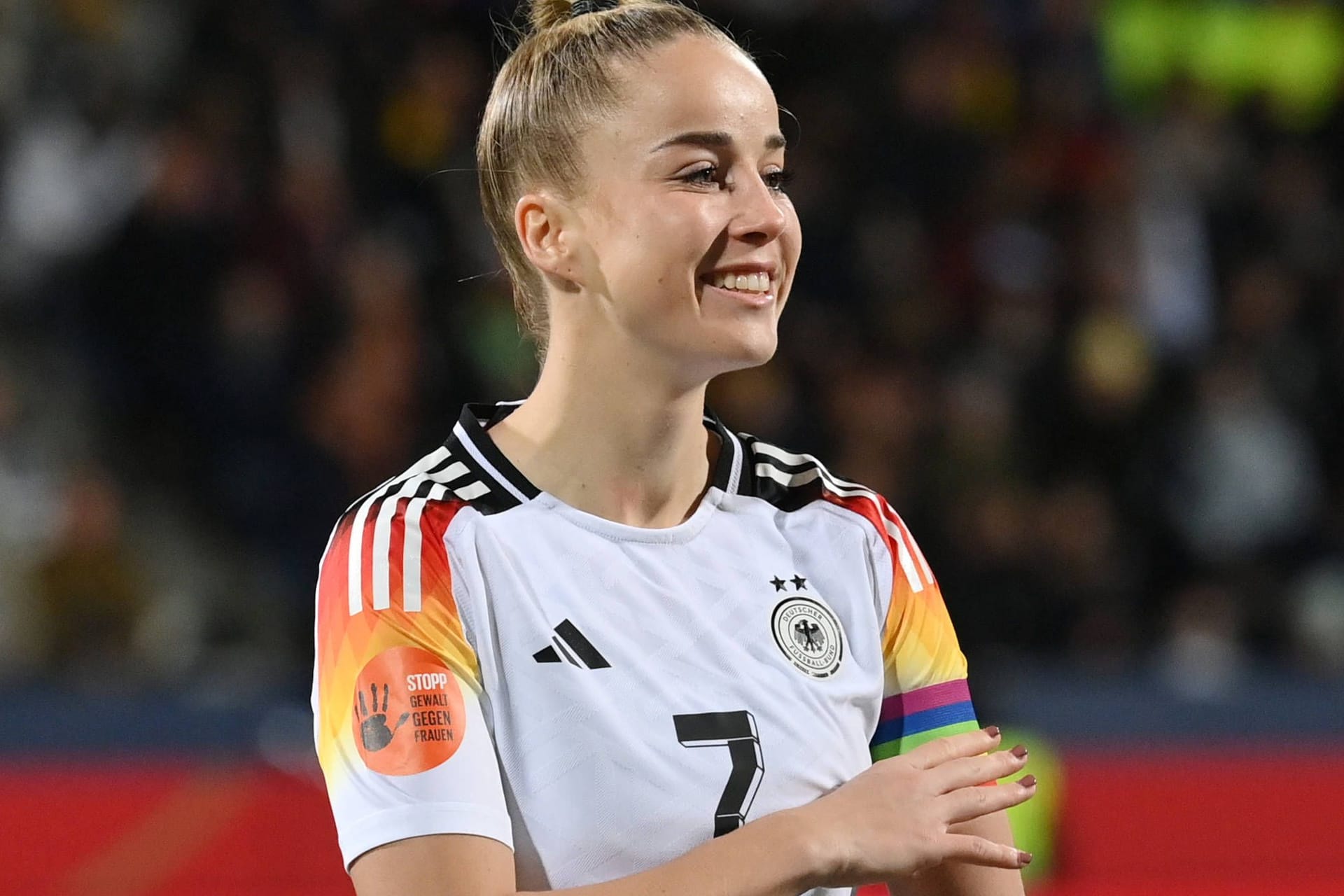 Giulia Gwinn beim Länderspiel gegen Italien Anfang Dezember mit der Kapitänsbinde am Arm: Die Spielerin des FC Bayern ist bereits seit 2017 im DFB-Team.