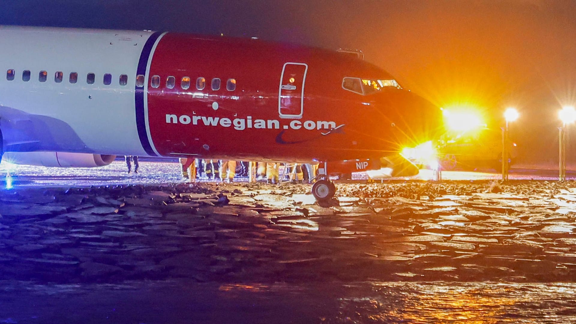 Die Maschine der Fluggesellschaft Norwegian kam nur wenige Meter vor dem Meer zum Stehen.