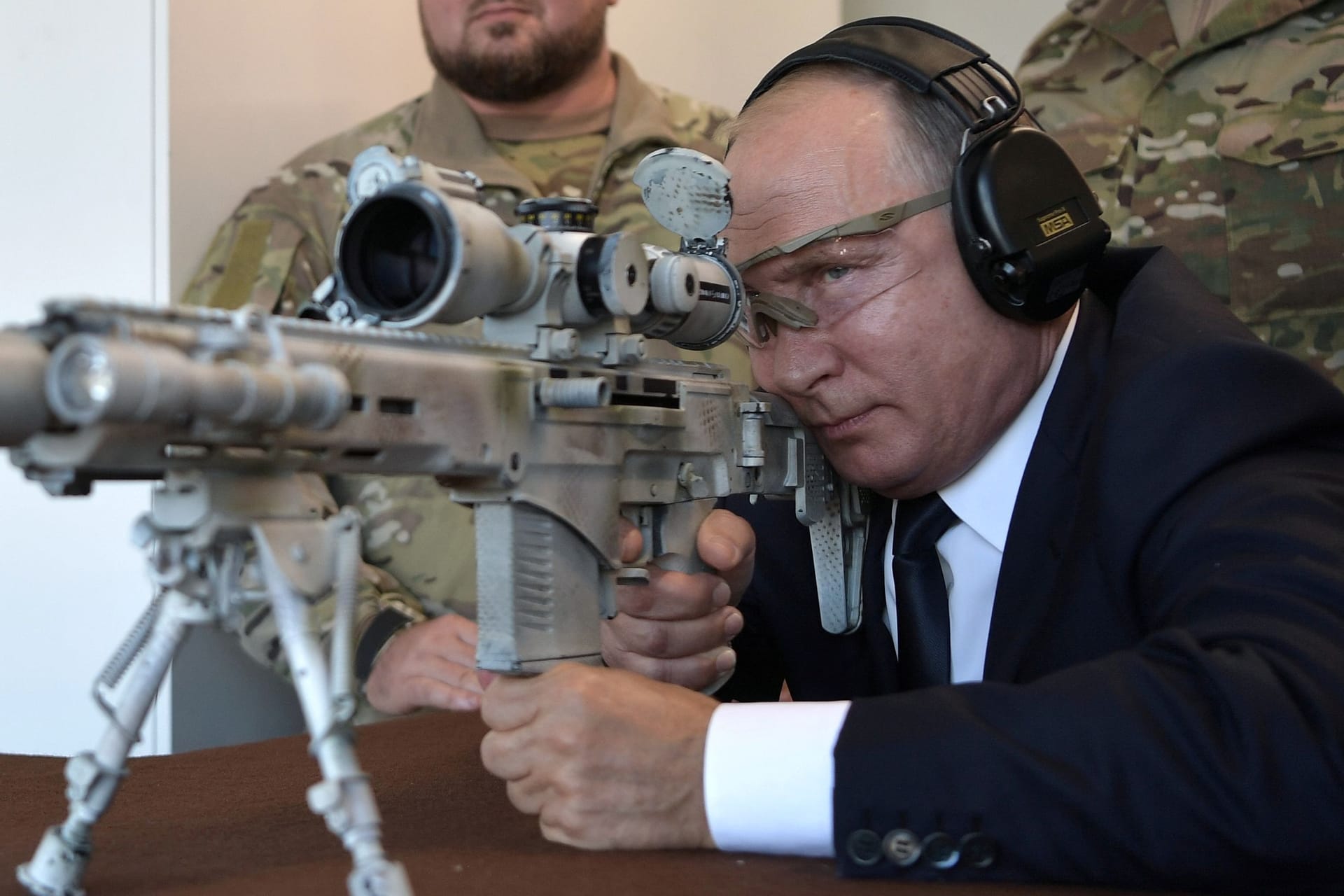 Wladimir Putin mit einem russischen Scharfschützengewehr. Russland soll aber auch weiterhin Gewehre aus westlicher Fertigung erhalten.