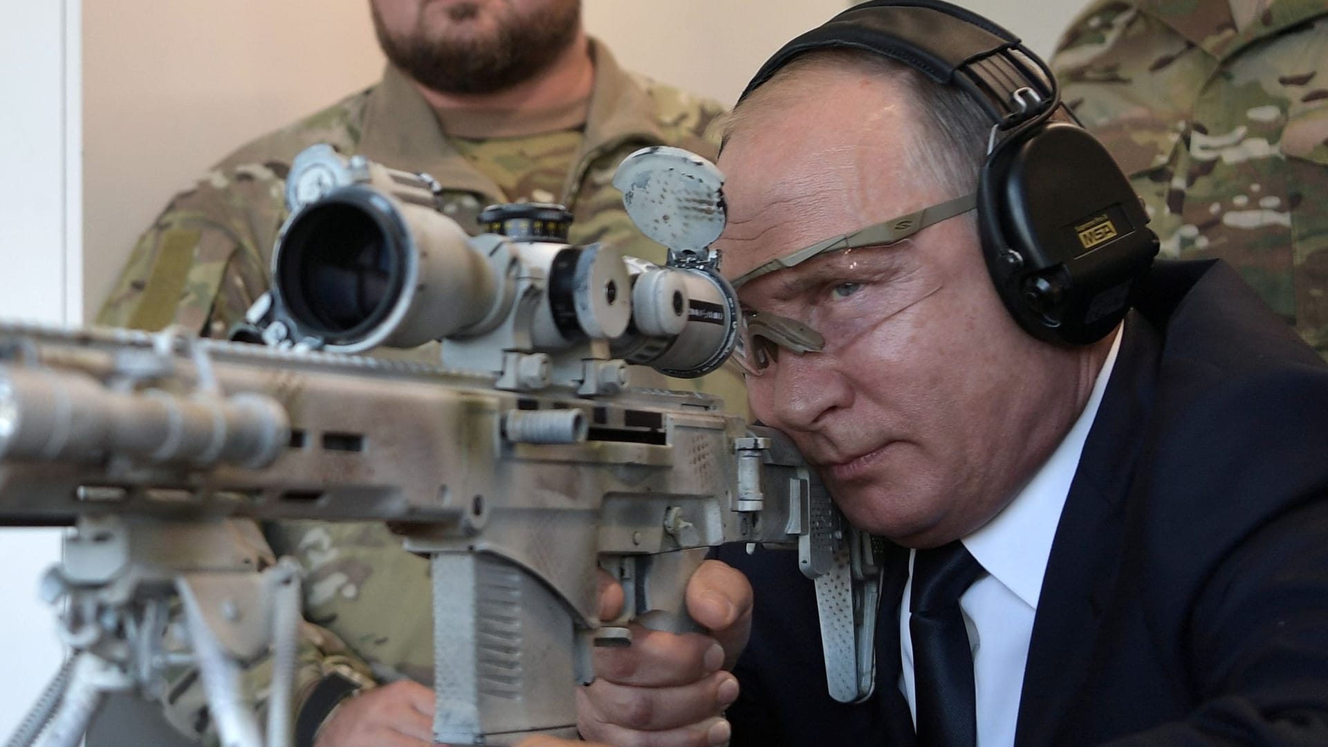 Wladimir Putin mit einem russischen Scharfschützengewehr. Russland soll aber auch weiterhin Gewehre aus westlicher Fertigung erhalten.