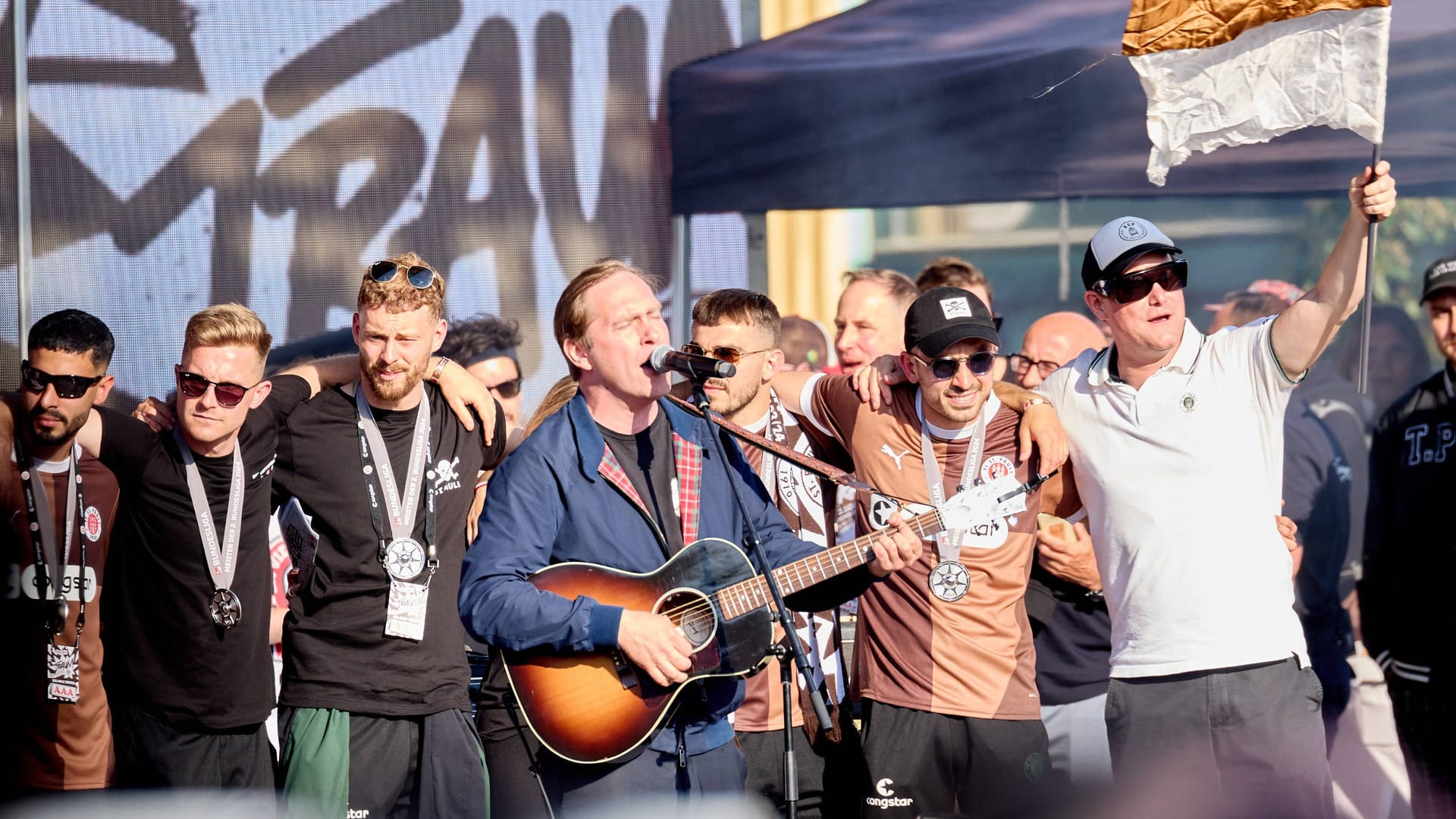 "Hooray, hooray, hooray, FC St. Pauli": Sänger und Fan Thees Uhlmann durfte bei der Aufstiegsfeier des Kiezklubs 2024 auftreten.