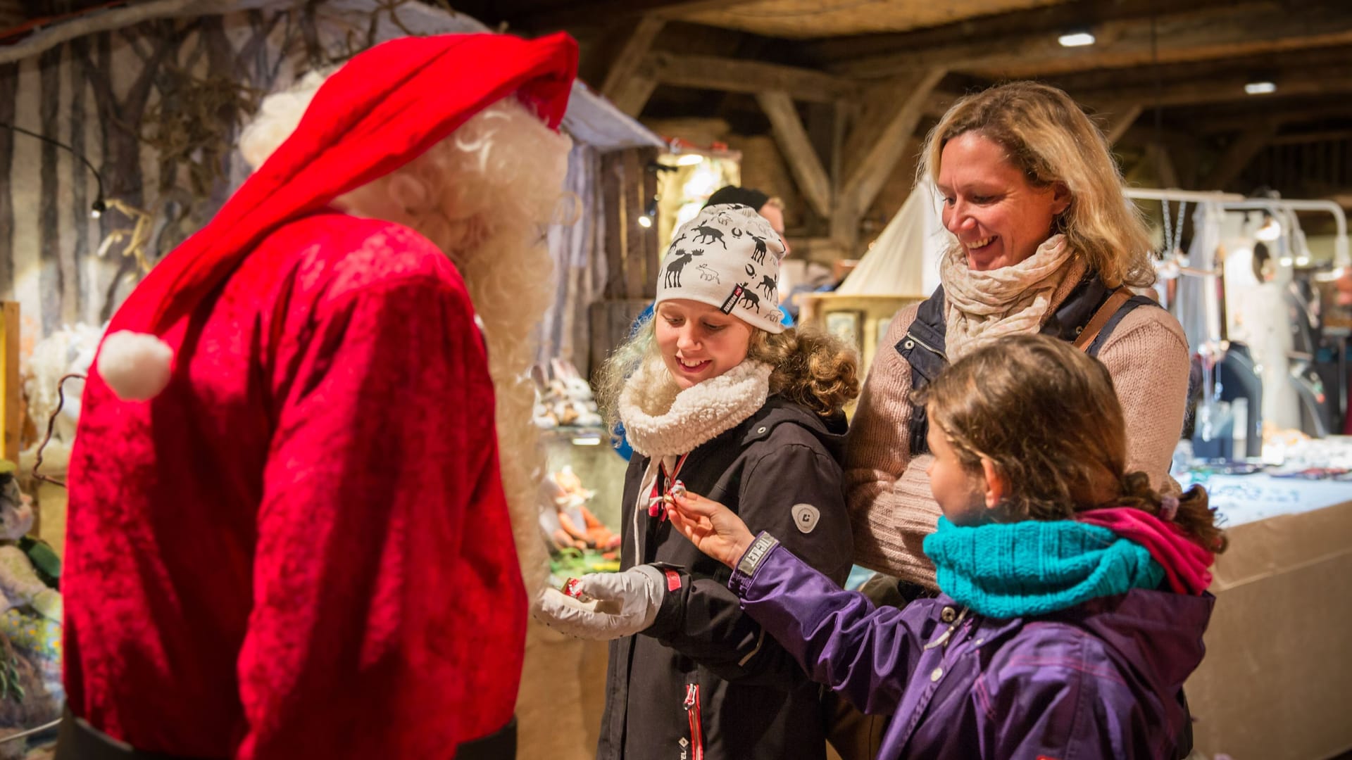 Kinder freuen sich über den Besuch des Weihnachtsmannes im Freilichtmuseum am Kiekeberg.