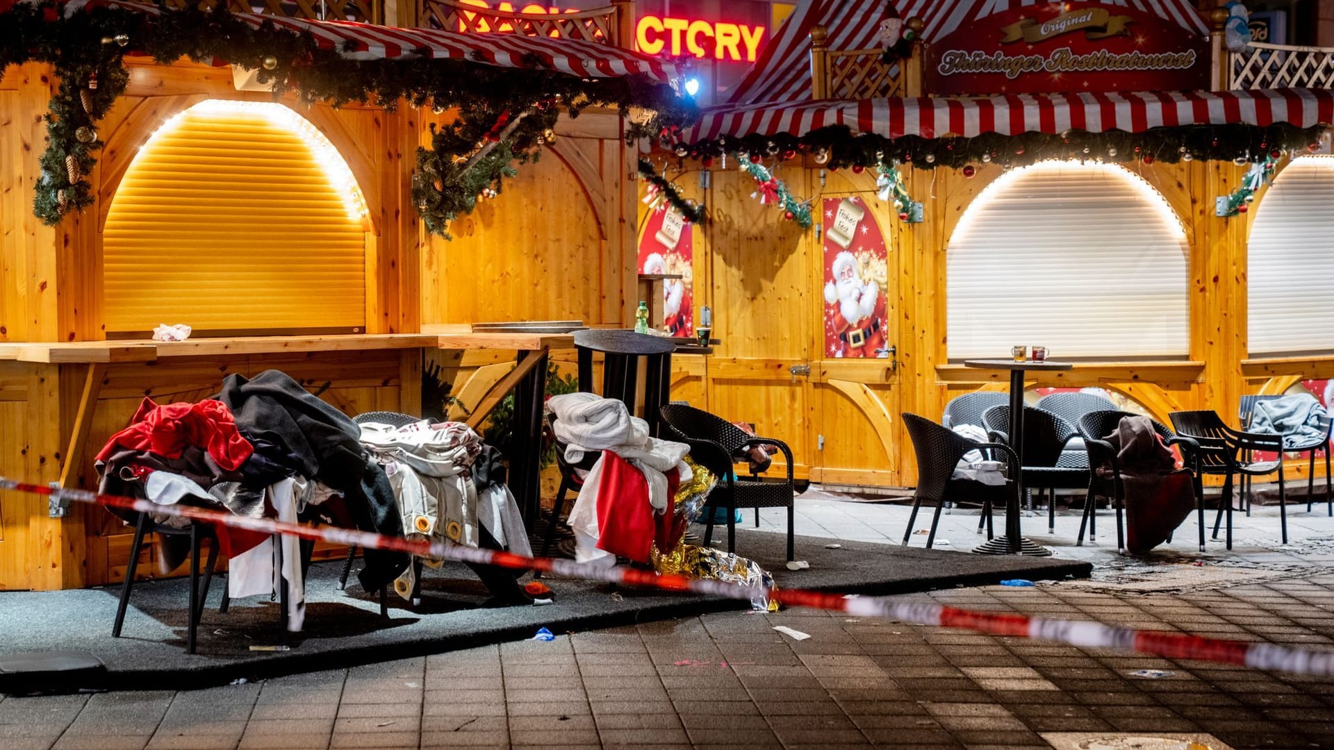 Kleidung und Decken am Rande des Tatorts: Bei dem Anschlag auf den Weihnachtsmarkt in Magdeburg kamen mehrere Menschen ums Leben.