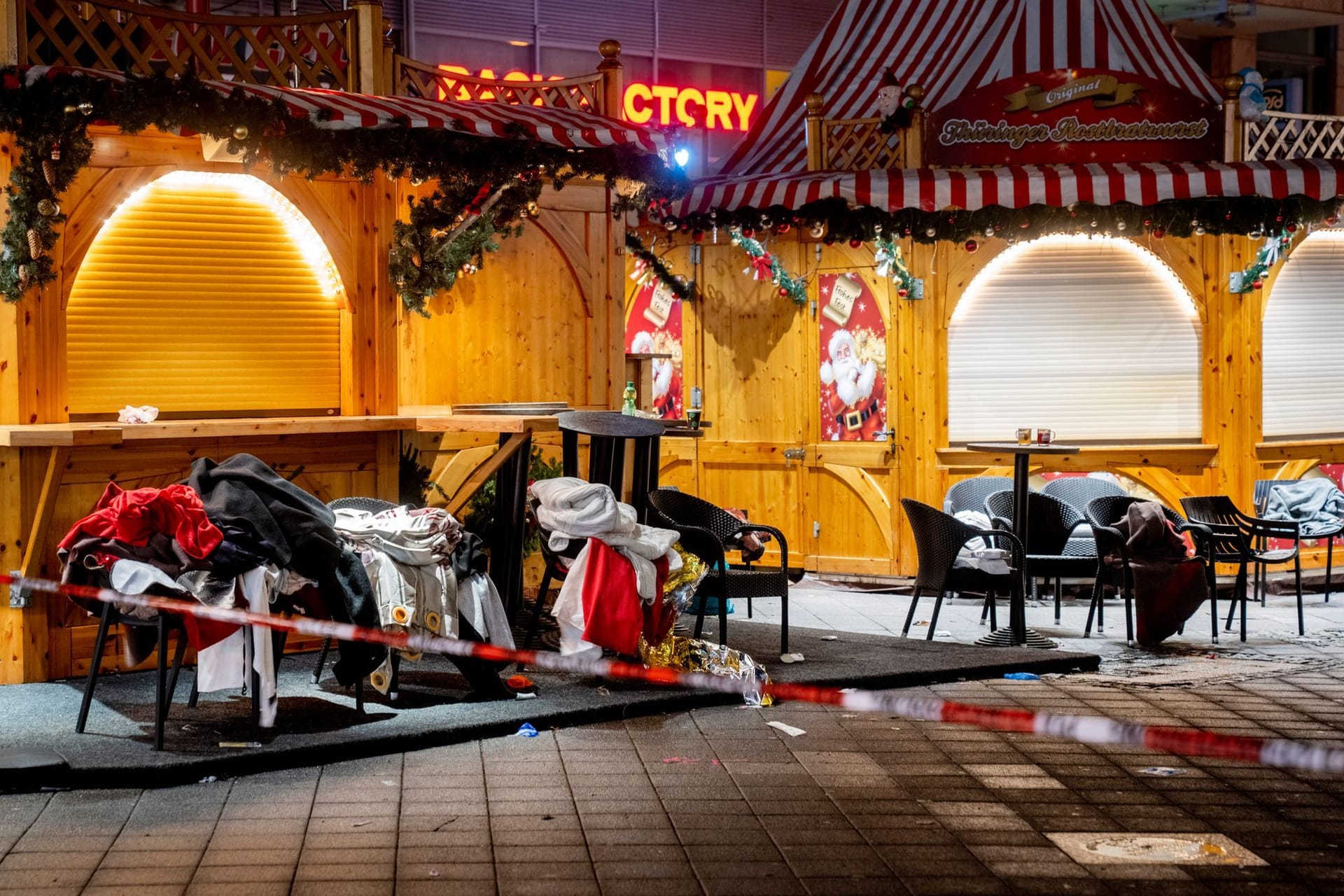 Kleidung und Decken am Rande des Tatorts: Bei dem Anschlag auf den Weihnachtsmarkt in Magdeburg kamen mehrere Menschen ums Leben.