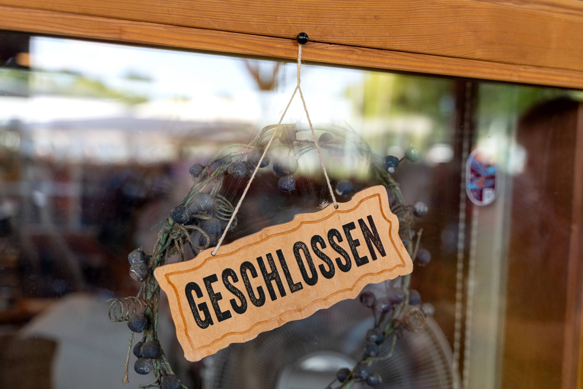 Ein Schild mit der Aufschrift "Geschlossen" hängt an einer Restaurant-Tür: Mehrere Restaurants in Hannover haben 2024 ihren Betrieb eingestellt.