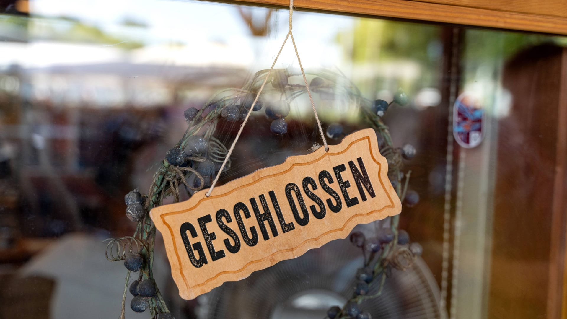 Ein Schild mit der Aufschrift "Geschlossen" hängt an einer Restaurant-Tür: Mehrere Restaurants in Hannover haben 2024 ihren Betrieb eingestellt.