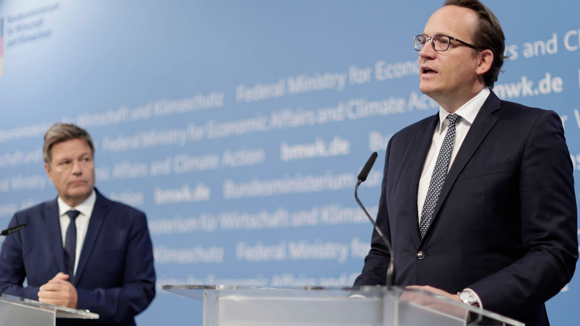 Wirtschaftsminister Robert Habeck (Grüne, l.) und RWE-Chef Markus Krebber bei einer Pressekonferenz (Archivbild).