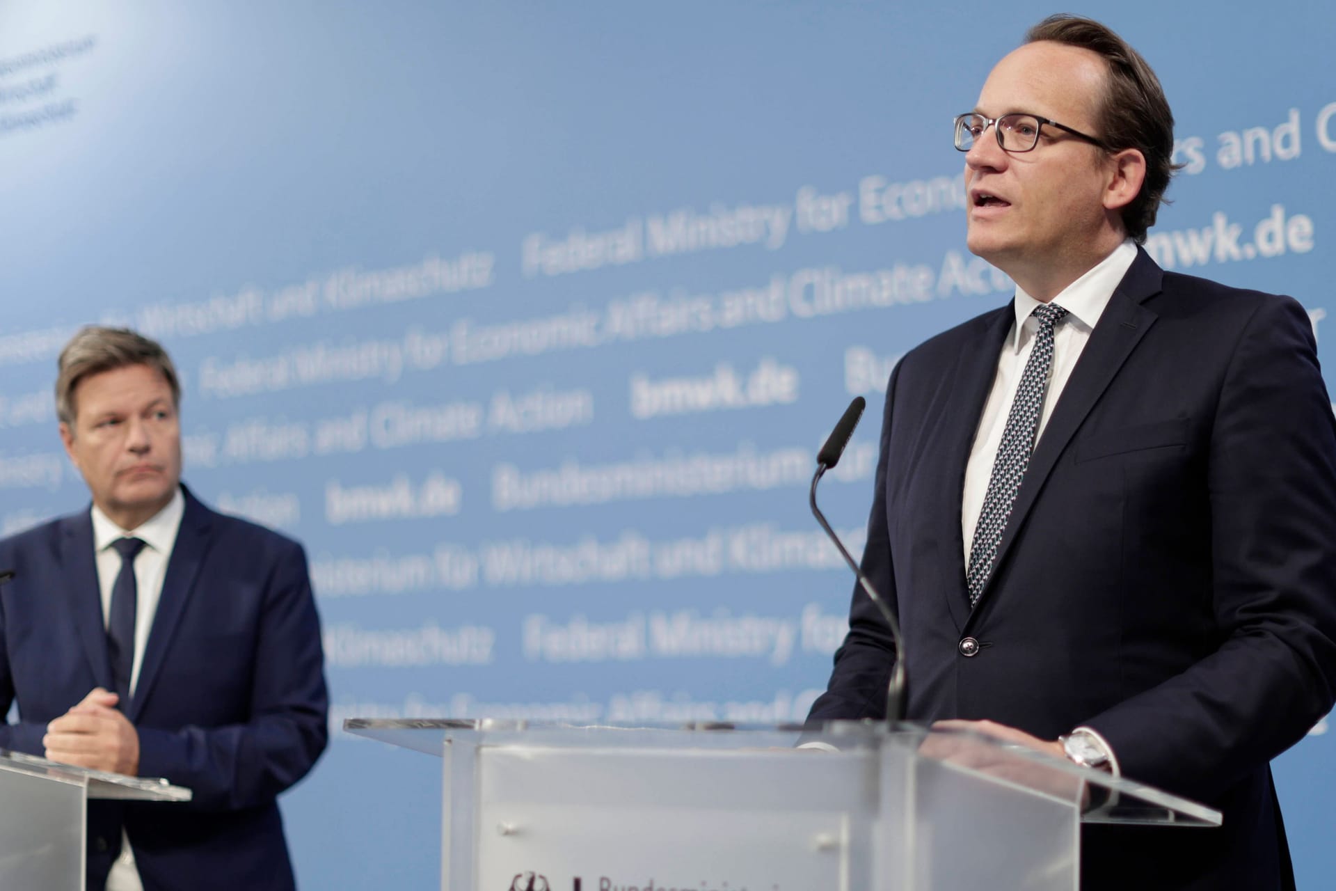 Wirtschaftsminister Robert Habeck (Grüne, l.) und RWE-Chef Markus Krebber bei einer Pressekonferenz (Archivbild).