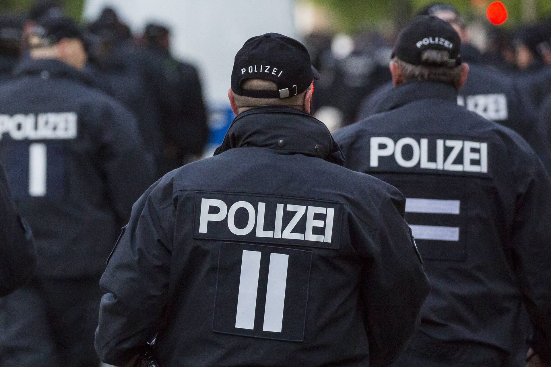 Polizisten auf einer Demo (Symbolbild): In Hamburg gab es bis September 2024 fast 900 Angriffe gegen Einsatzkräfte.