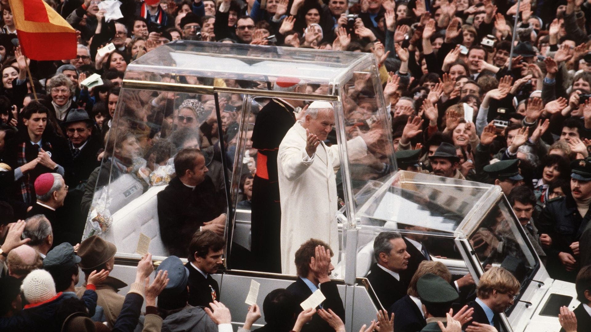 Papst Johannes Paul II. im Papamobil