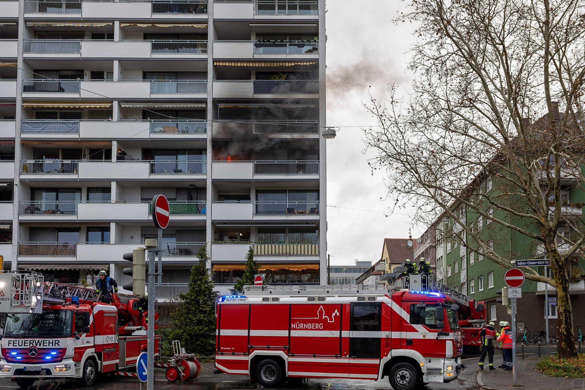 Die Feuerwehr am Einsatzort: Angeblich sollen mindestens vier Menschen bei dem Brand verletzt worden sein.