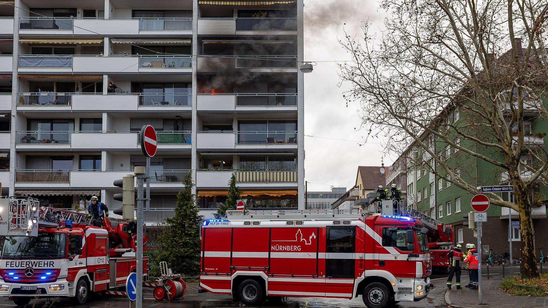 Die Feuerwehr am Einsatzort: Angeblich sollen mindestens vier Menschen bei dem Brand verletzt worden sein.