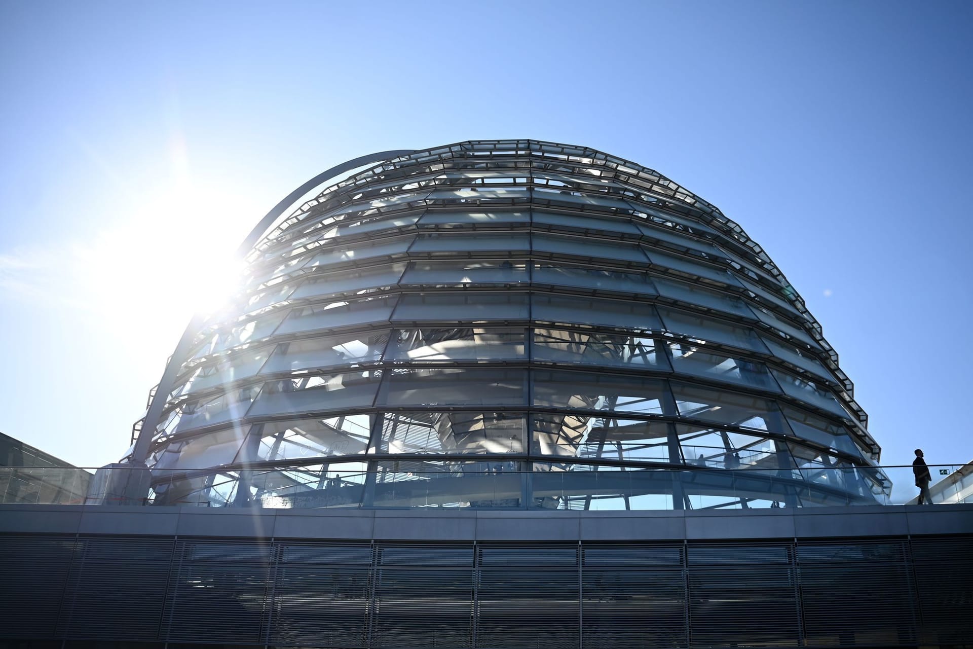 Der Bundestag mit seiner gläsernen Kuppel als Wahrzeichen