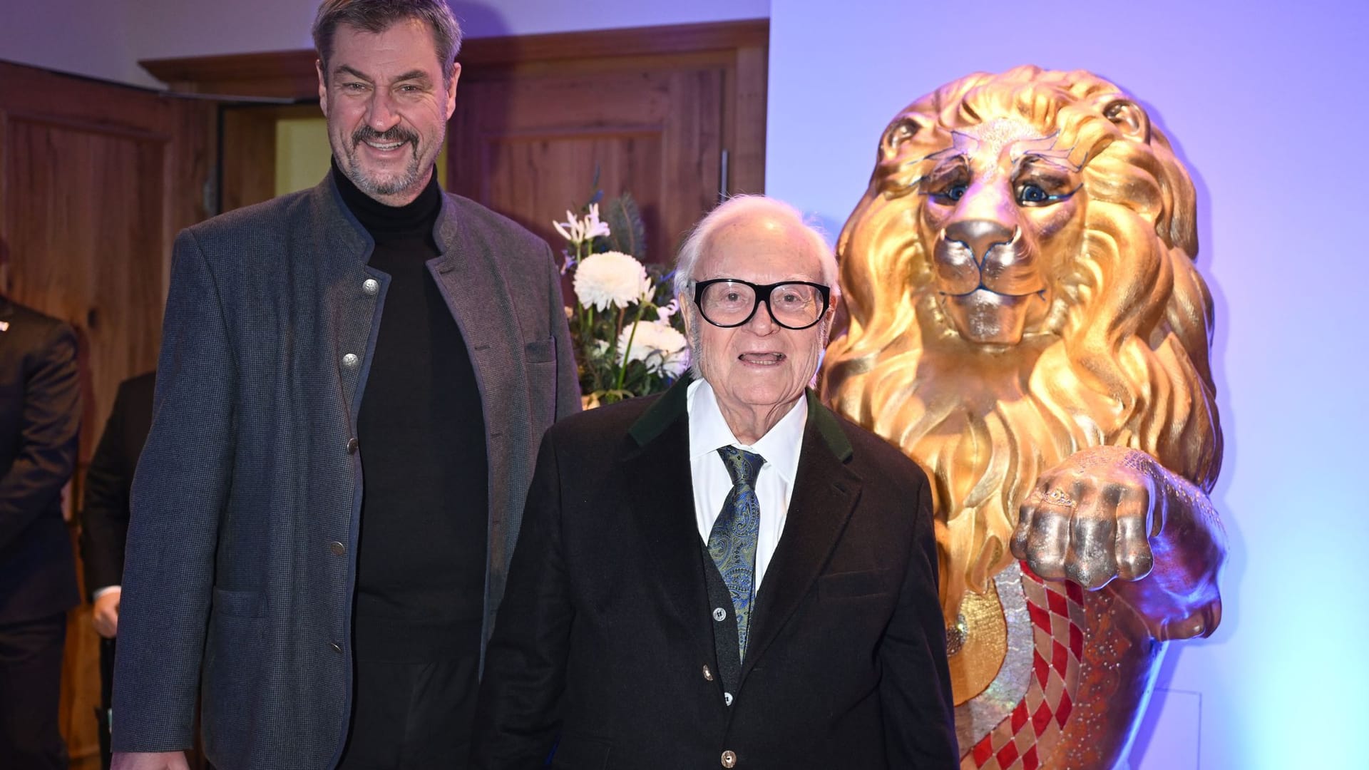 Markus Söder (CSU), Ministerpräsident von Bayern (links), und Erdinger-Chef Werner Brombach am Sonntagabend.