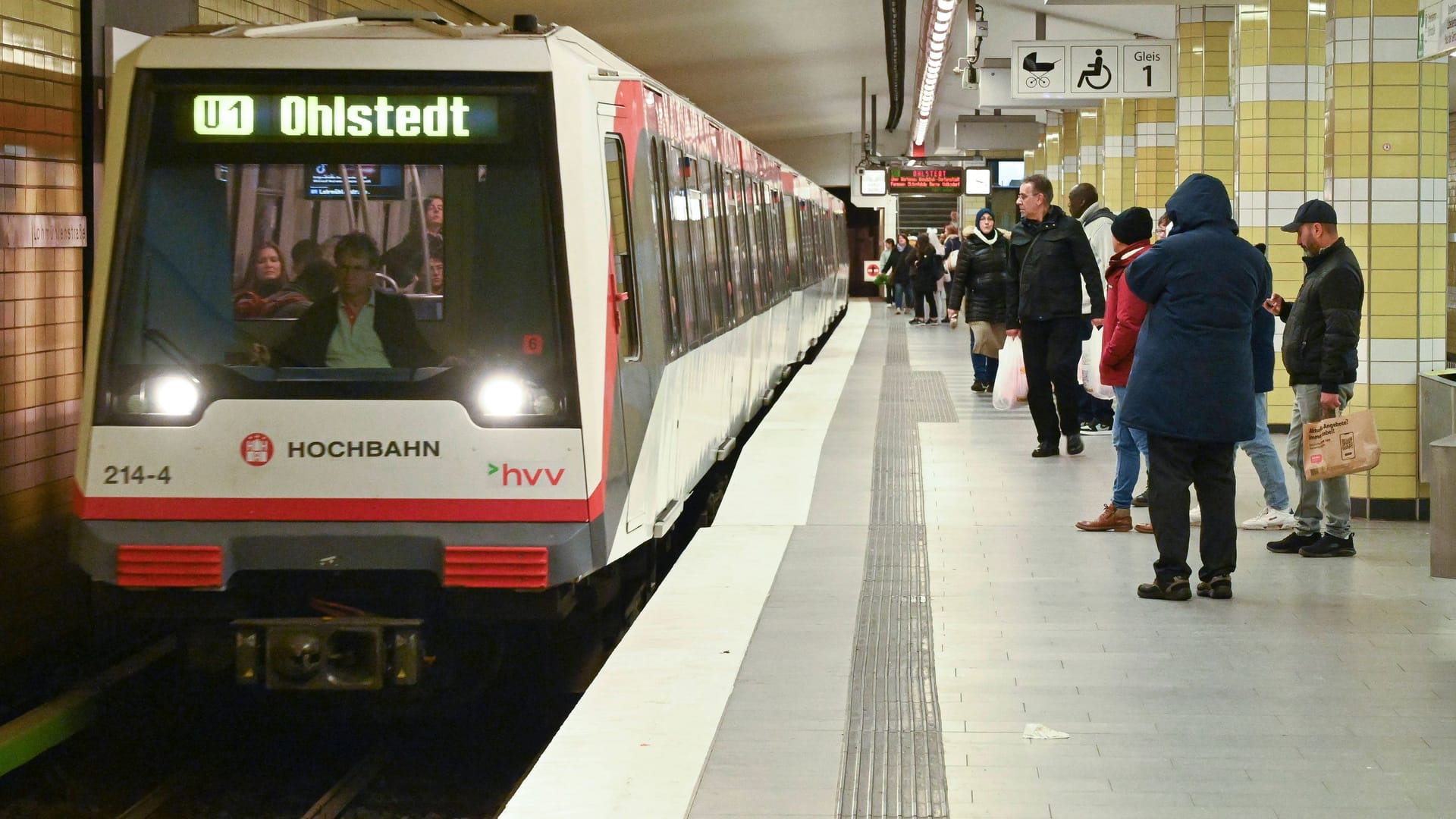 Eine U1 hält an einem Bahnhof (Symbolbild): Die Sperrung auf der Linie bleibt noch bis Mitte Dezember bestehen.