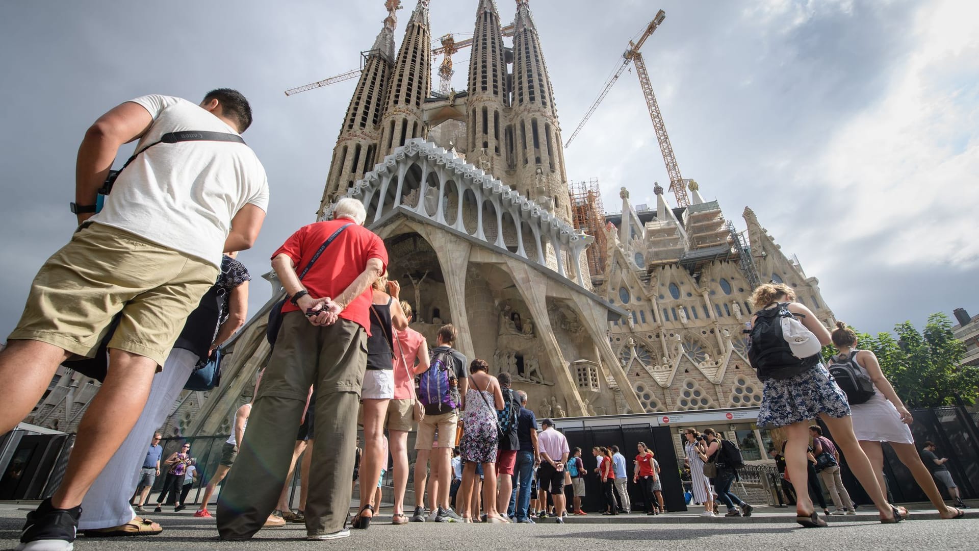 Touristen vor der Basilika La Sagrada Família