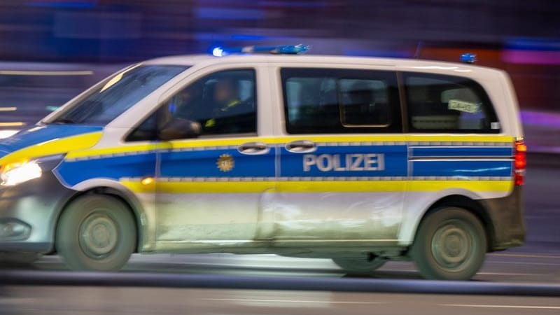 Ein Polizeiauto fährt mit Blaulicht zu einem Einsatz. Bei einem Polizeieinsatz haben Einsatzkräfte einen Mann in seiner Wohnung angeschossen und dabei schwer verletzt.