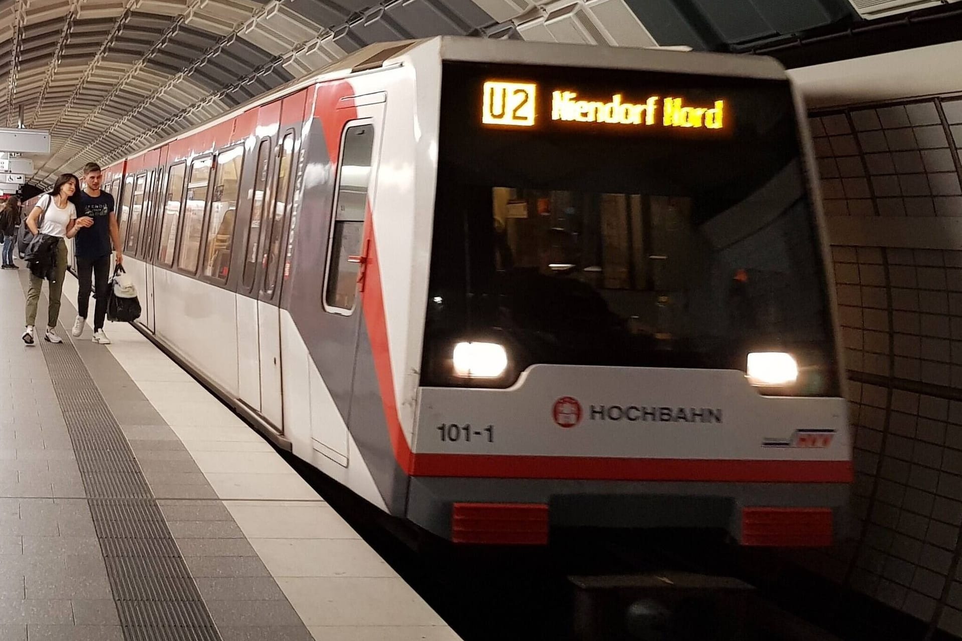 Eine U-Bahn der Linie U2 steht an einem Bahnhof (Symbolbild): Ein Kabelschaden hat am Donnerstag eine lange Sperrung verursacht.