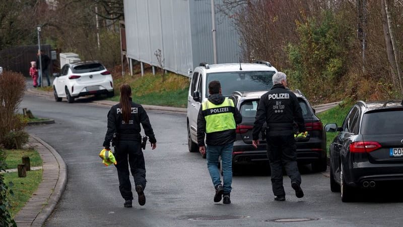 Einsatzkräfte der Polizei gehen durch ein Wohngebiet (Archivbild): Die Wohnung einer vermissten Person wurde von der Kriminalpolizei durchsucht.