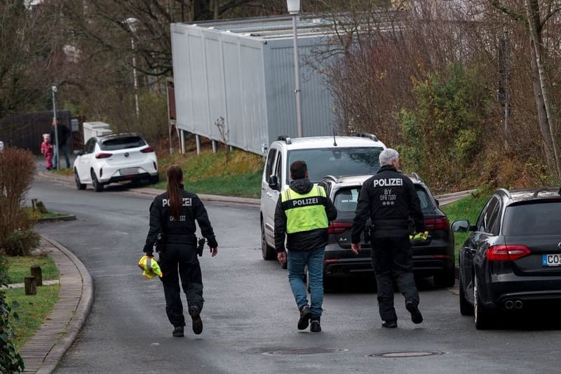 Einsatzkräfte der Polizei gehen durch ein Wohngebiet (Archivbild): Die Wohnung einer vermissten Person wurde von der Kriminalpolizei durchsucht.