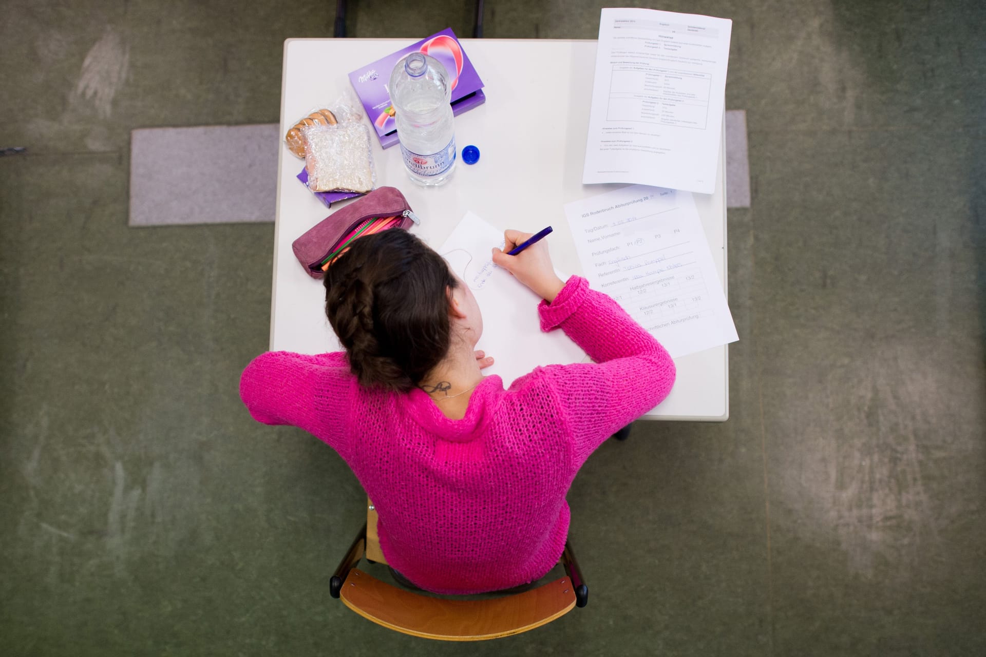 Eine Schülerin sitzt in der Abiturprüfung (Symbolbild): Für die Schüler hat die Reform einige Vorteile.