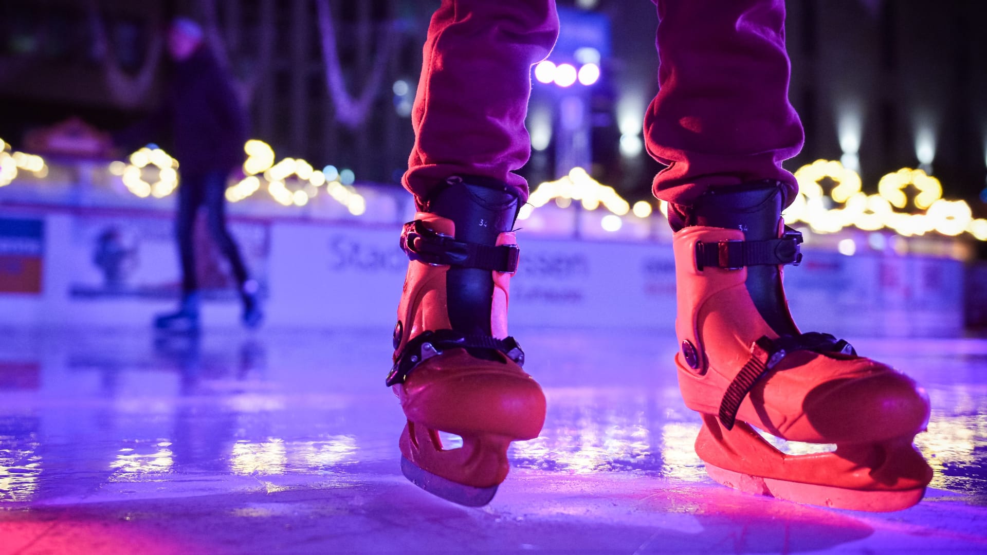 Menschen beim Schlittschuhlaufen (Symbolbild): Eislauf-Fans müssen sich noch etwas gedulden.