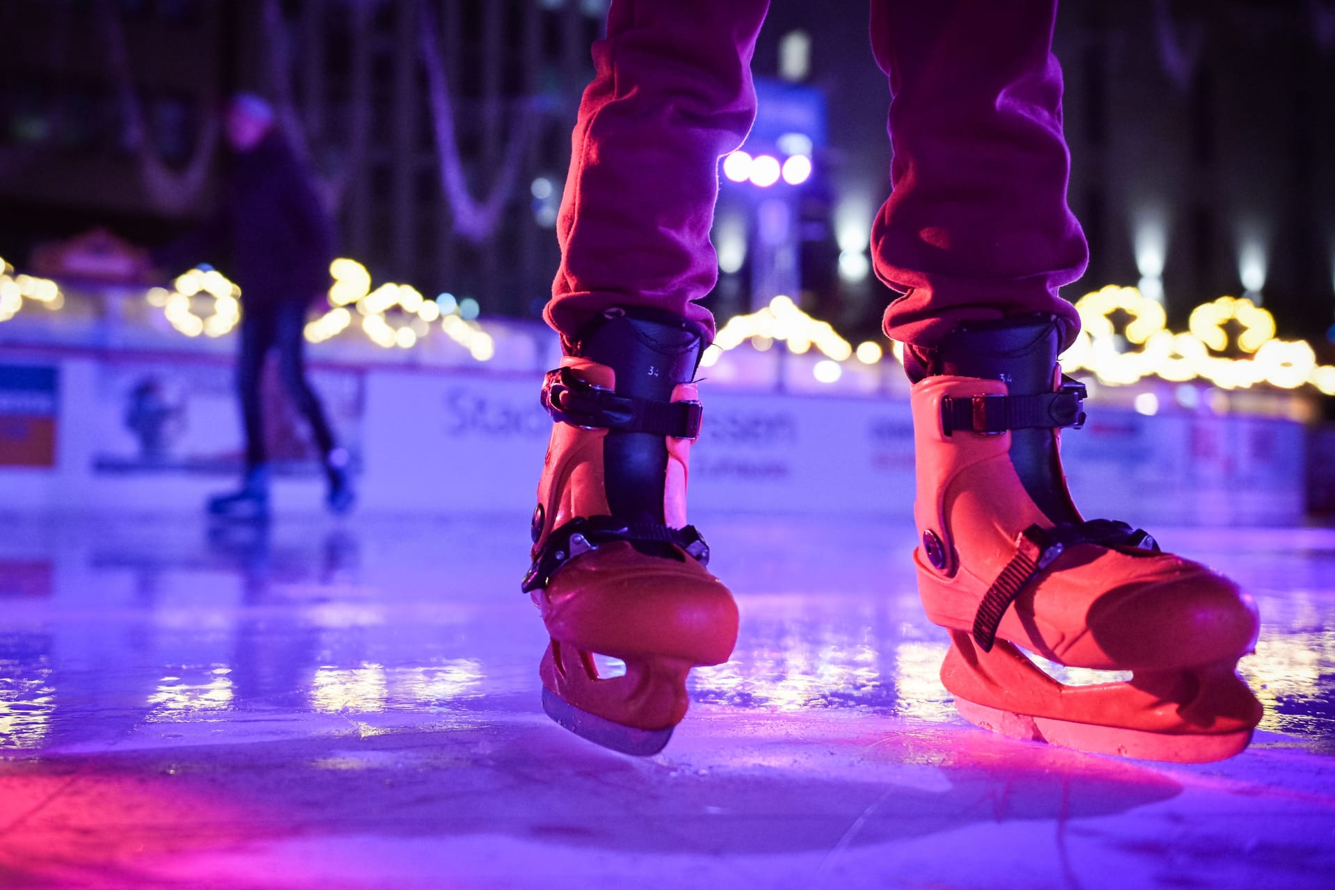 Menschen beim Schlittschuhlaufen (Symbolbild): Eislauf-Fans müssen sich noch etwas gedulden.