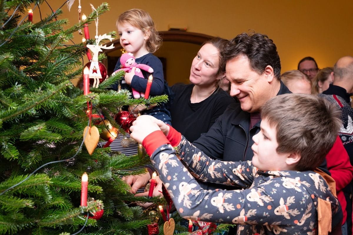 Guido Maria Kretschmer schmückt einen Weihnachtsbaum mit reichlich Unterstützung: Er war zu Besuch im Kinder-Hospiz Sternenbrücke.