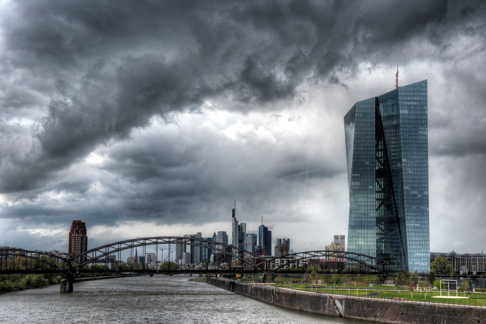 Wolken über Frankfurt am Main (Archivbild): Silvester in Hessen könnte stürmisch werden.