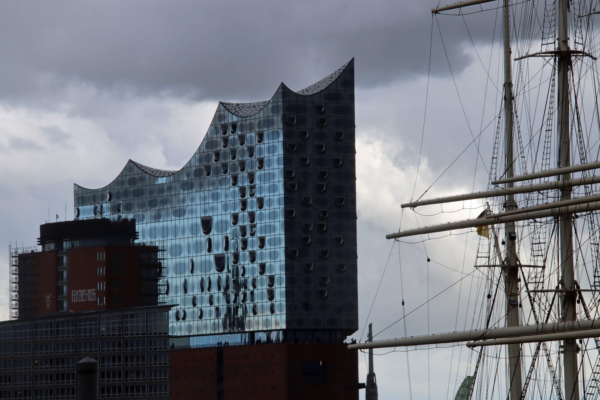 Dunkle Gewitterwolken über der Elbphilharmonie. (Symbolfoto)