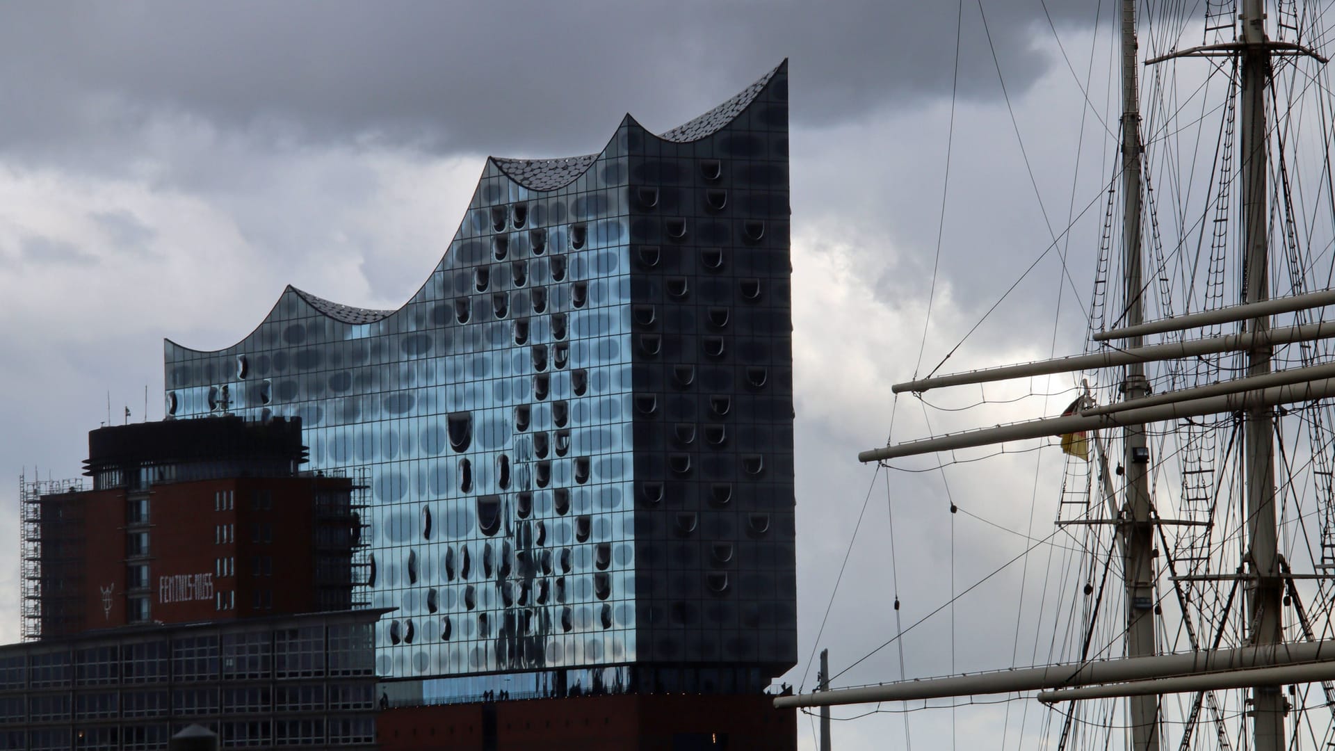 Dunkle Gewitterwolken über der Elbphilharmonie. (Symbolfoto)