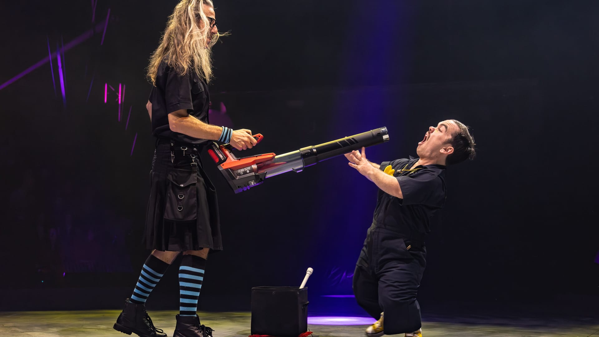 Auch zwei Comedians sind Teil der Winter-Show in Dortmund.