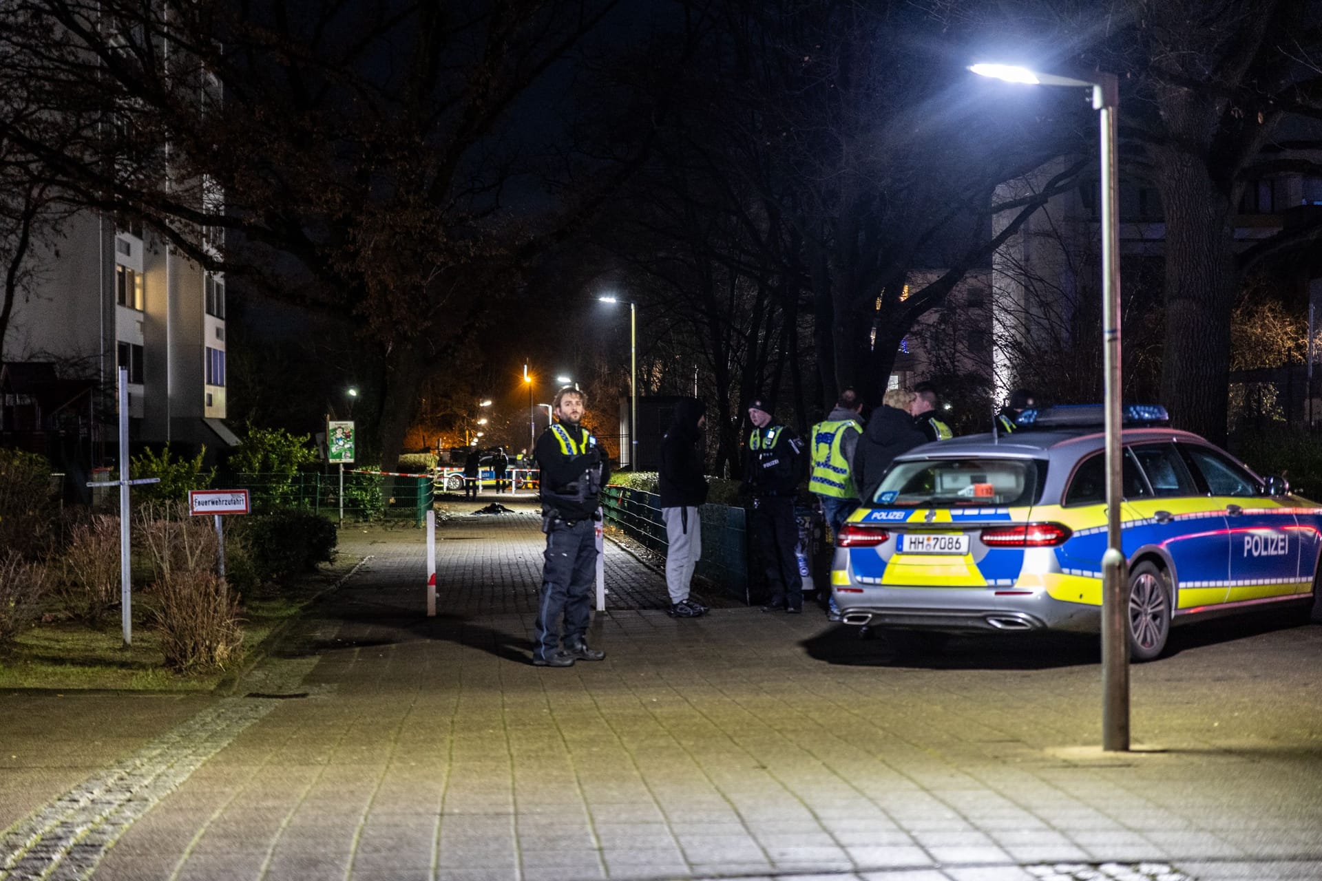 Die Polizei am Tatort: Zwei Männer sind auf der Flucht.