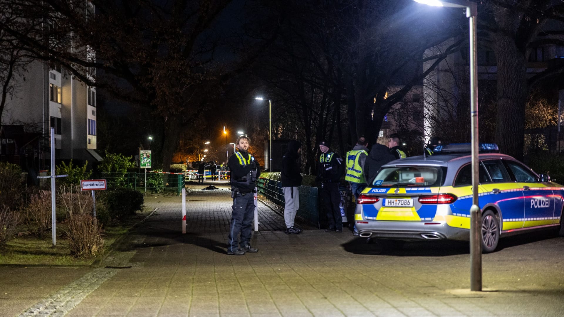 Die Polizei am Tatort: Zwei Männer sind auf der Flucht.