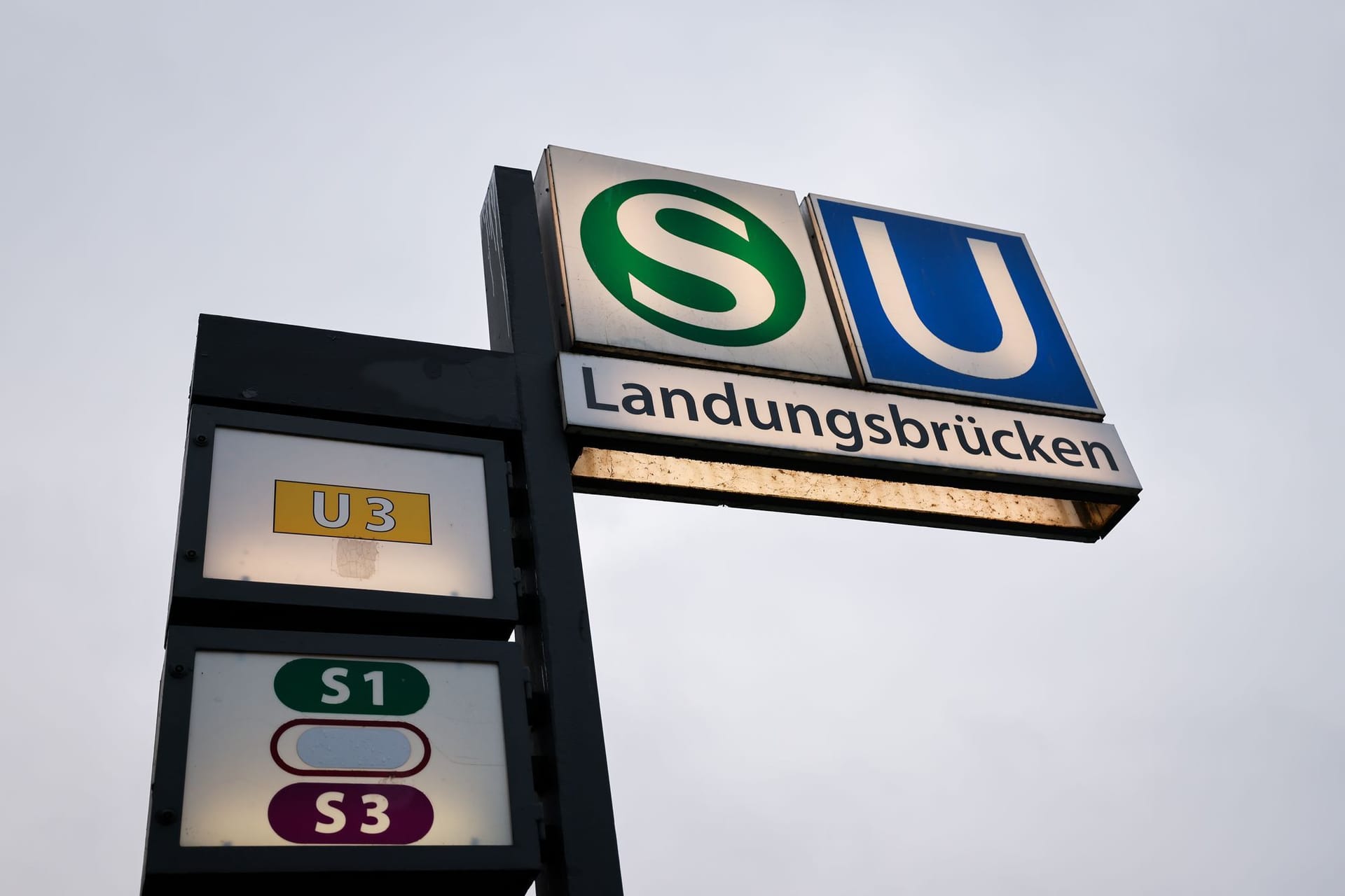 Hamburg - U- und S-Bahnhof Landungsbrücken