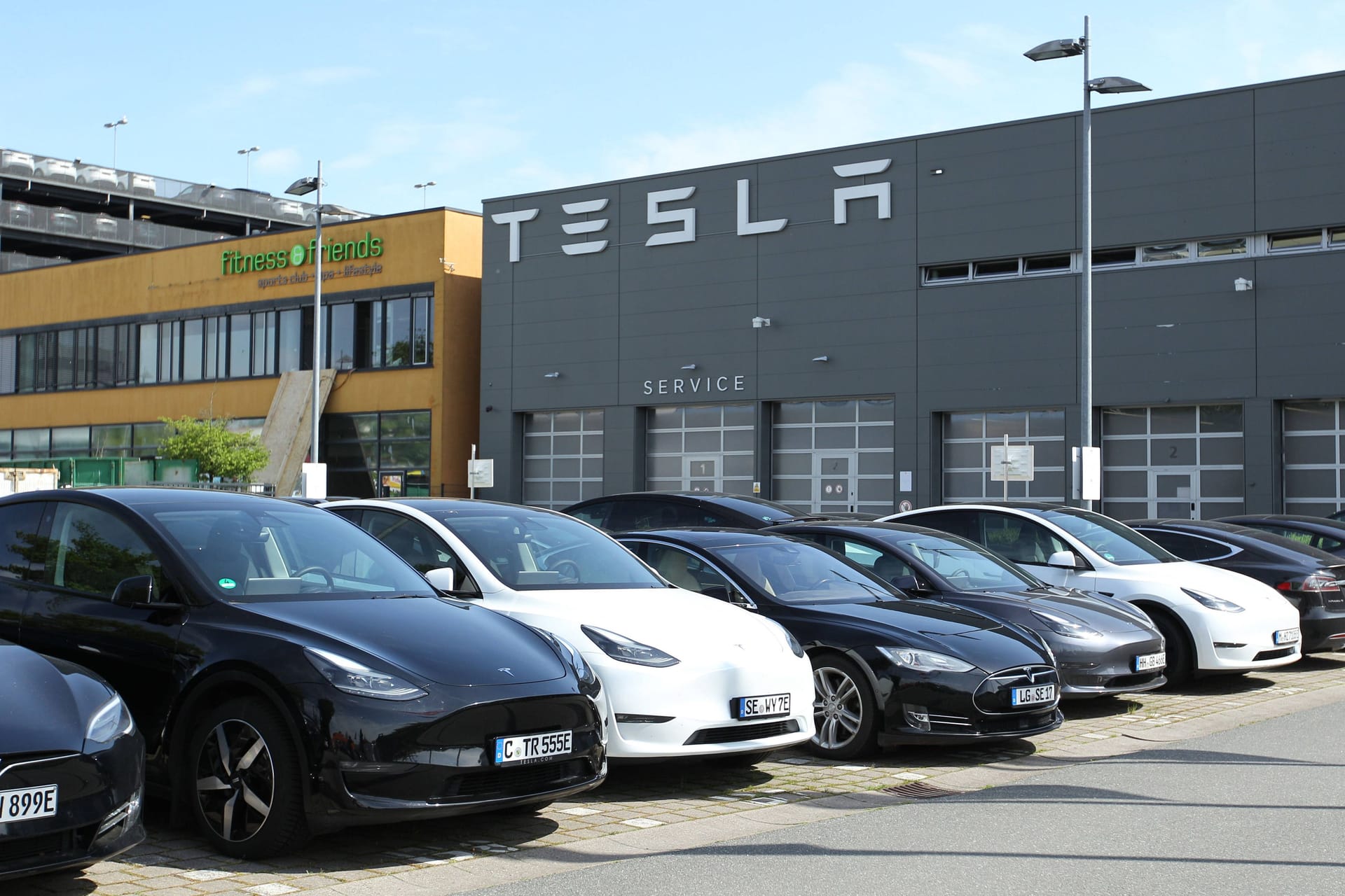 Dauerbaustelle: Das Tesla-Center in Hamburg-Wandsbek ist seit Monaten dicht.