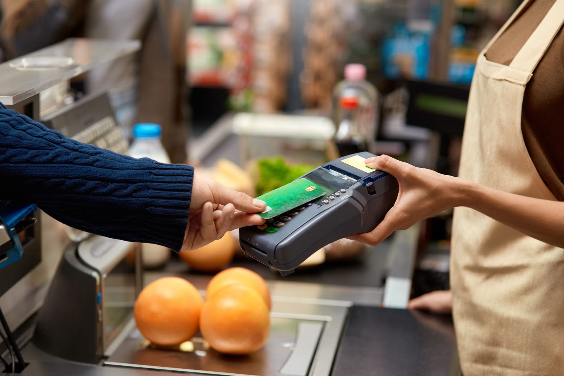 Bezahlen mit einer Debitkarte im Supermarkt