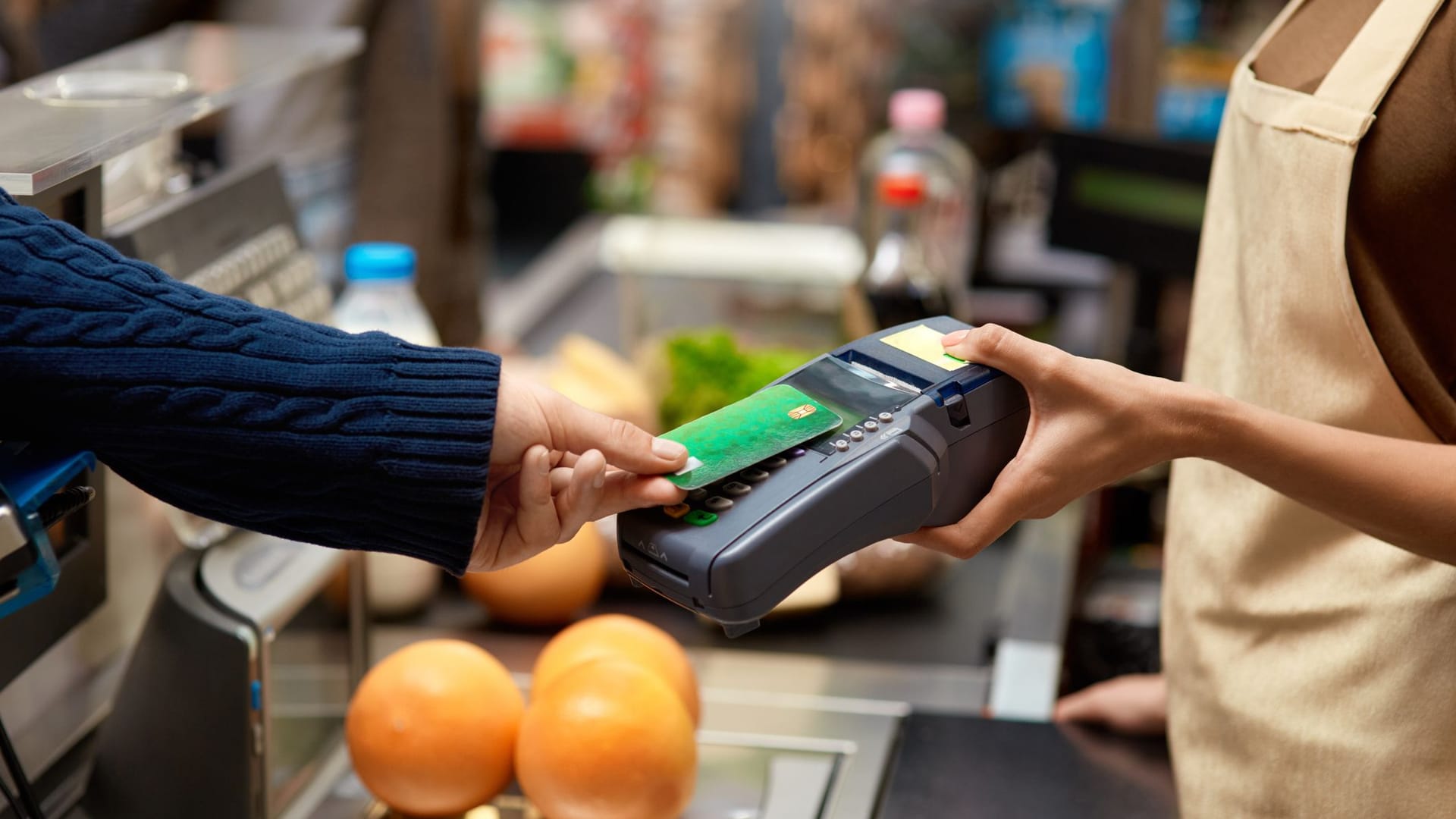 Bezahlen mit einer Debitkarte im Supermarkt