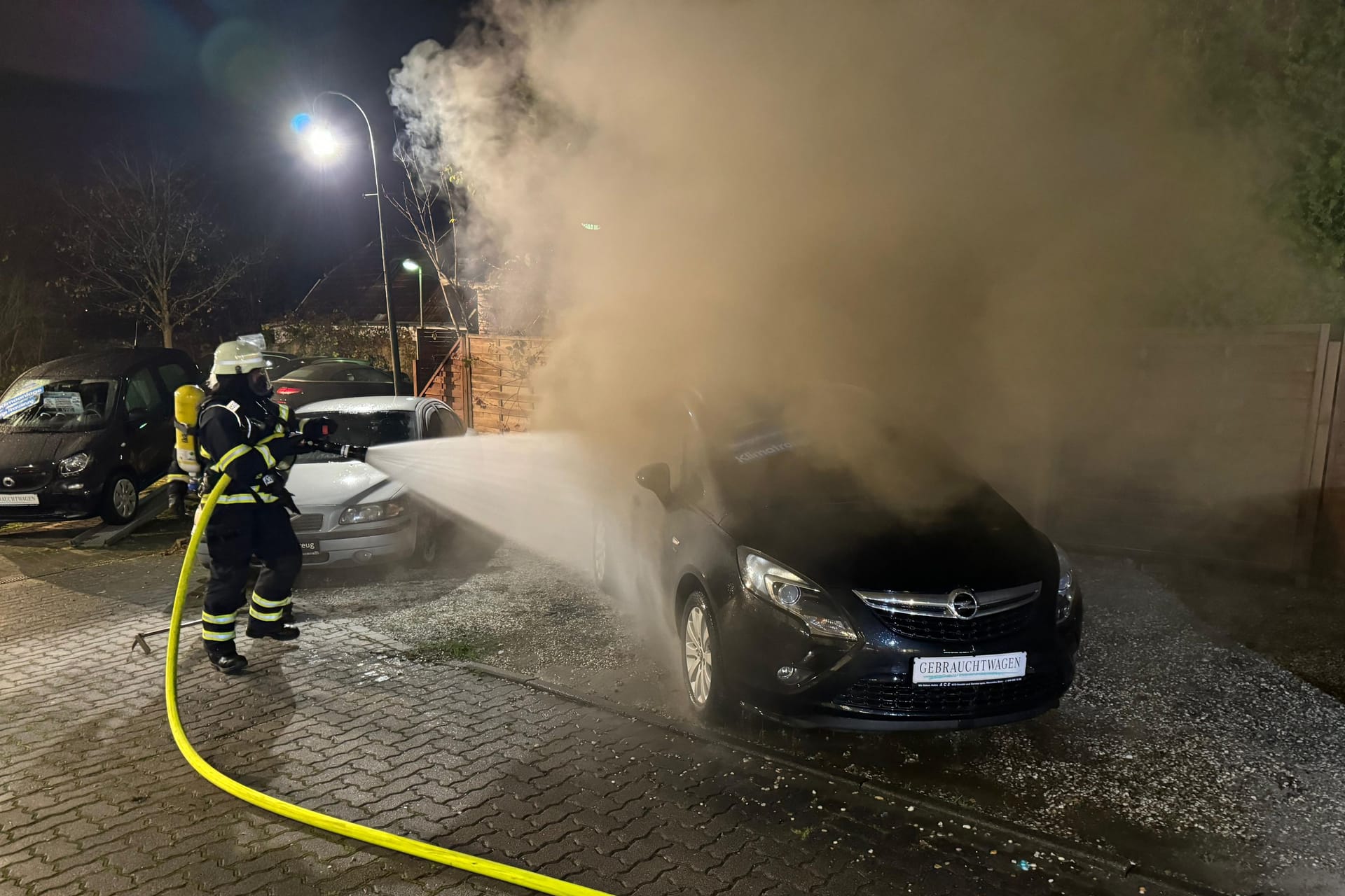 Fahrzeug brennt auf Autohausgelände: Die Polizei vermutet Brandstiftung.