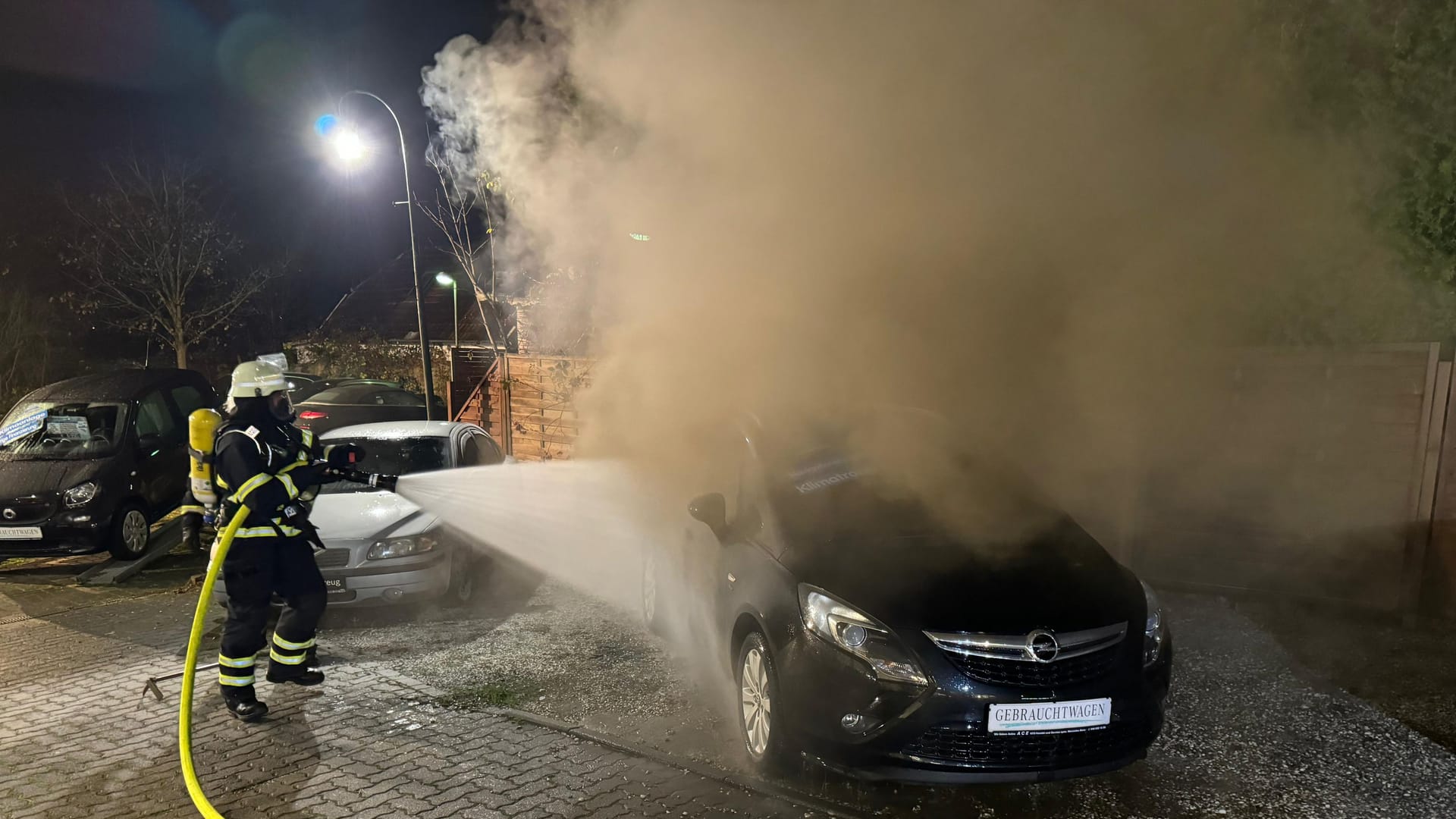 Fahrzeug brennt auf Autohausgelände: Die Polizei vermutet Brandstiftung.