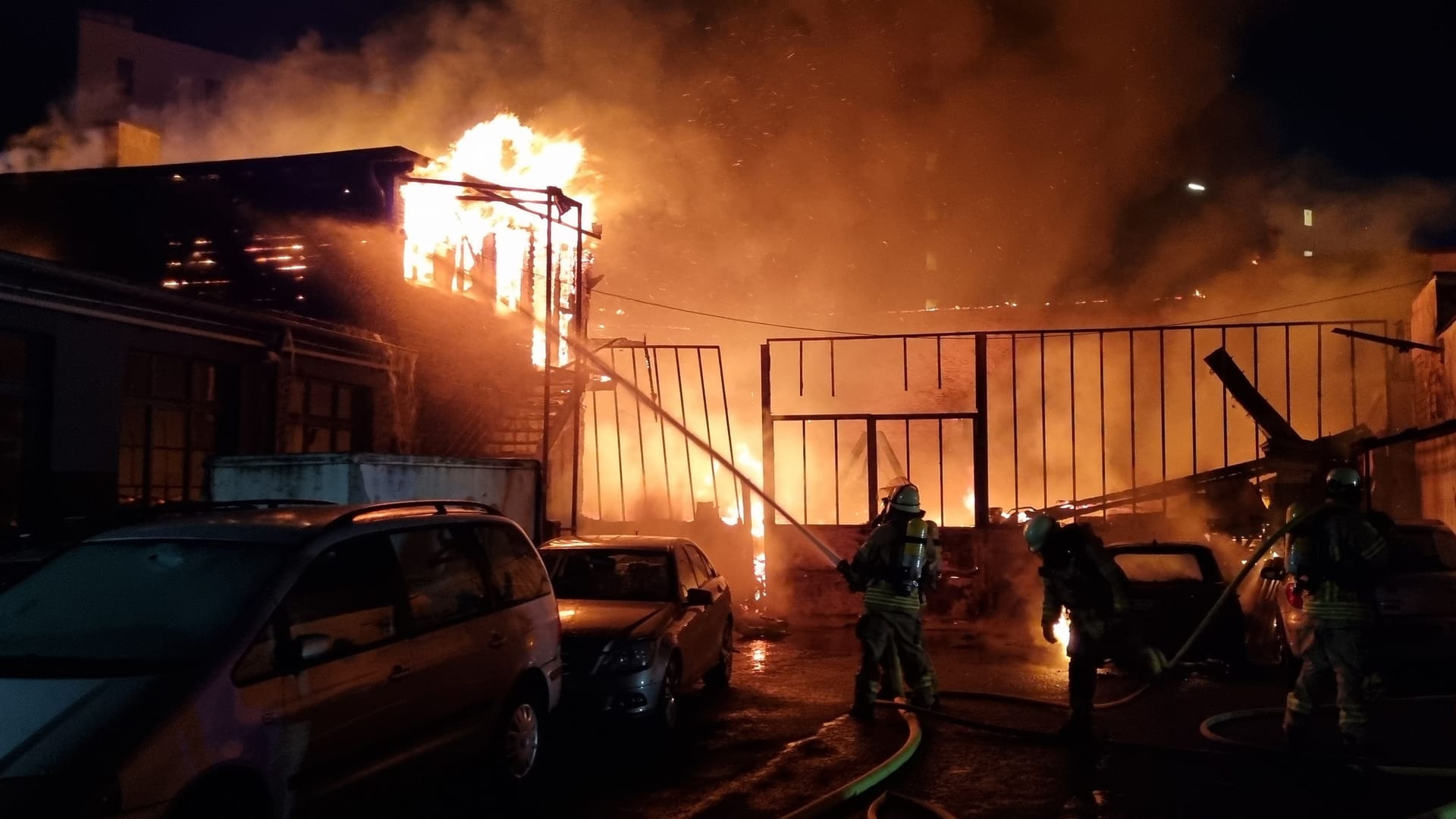 Großeinsatz der Feuerwehr: Auf der Erkrather Straße ist ein großes Feuer ausgebrochen.