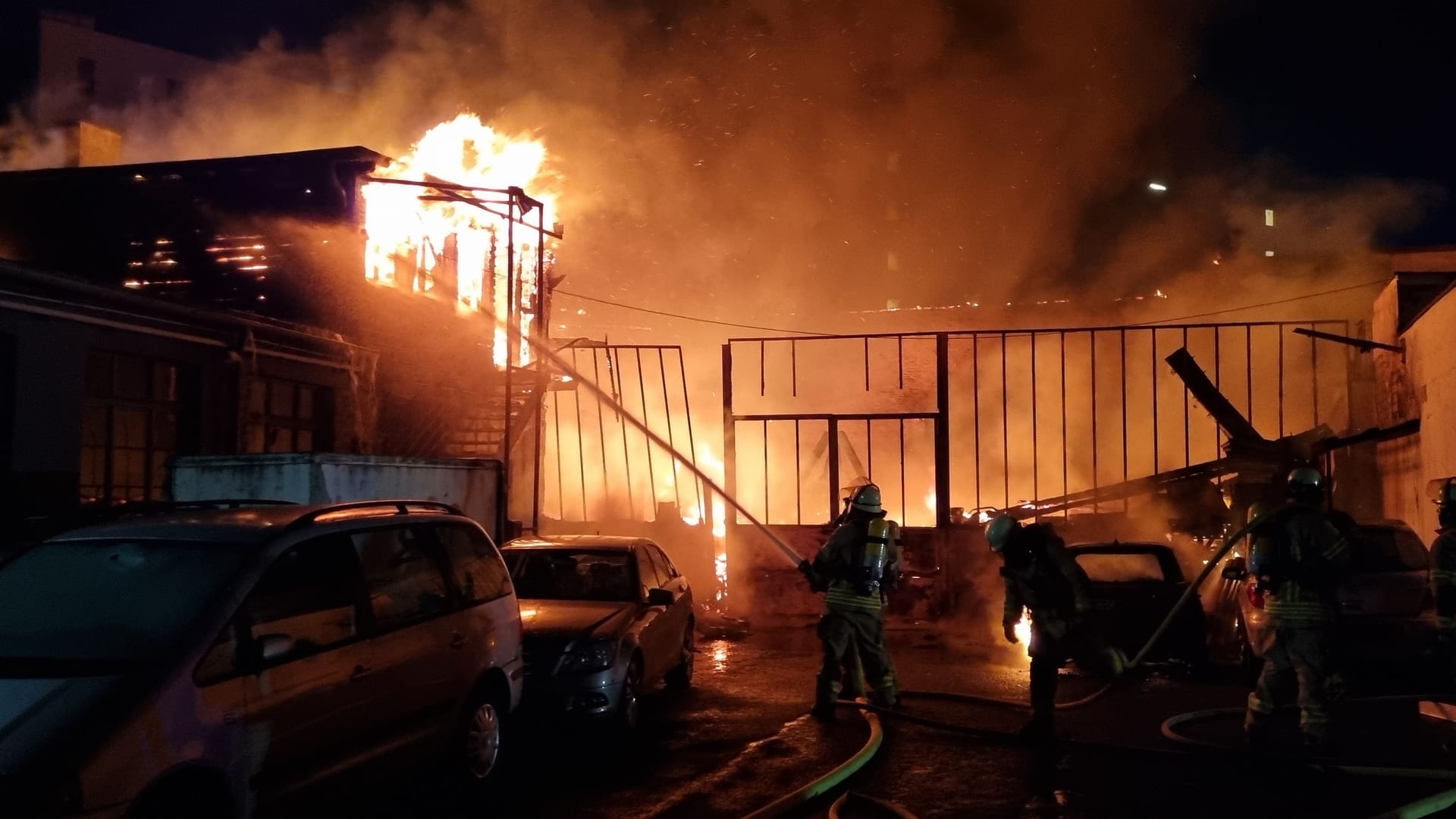 Großeinsatz der Feuerwehr: Auf der Erkrather Straße ist ein großes Feuer ausgebrochen.