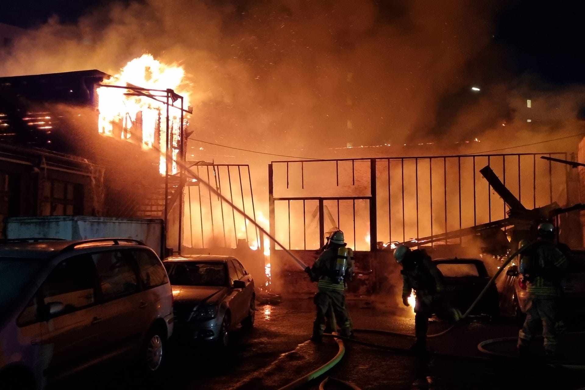 Großeinsatz der Feuerwehr: Auf der Erkrather Straße ist ein großes Feuer ausgebrochen.