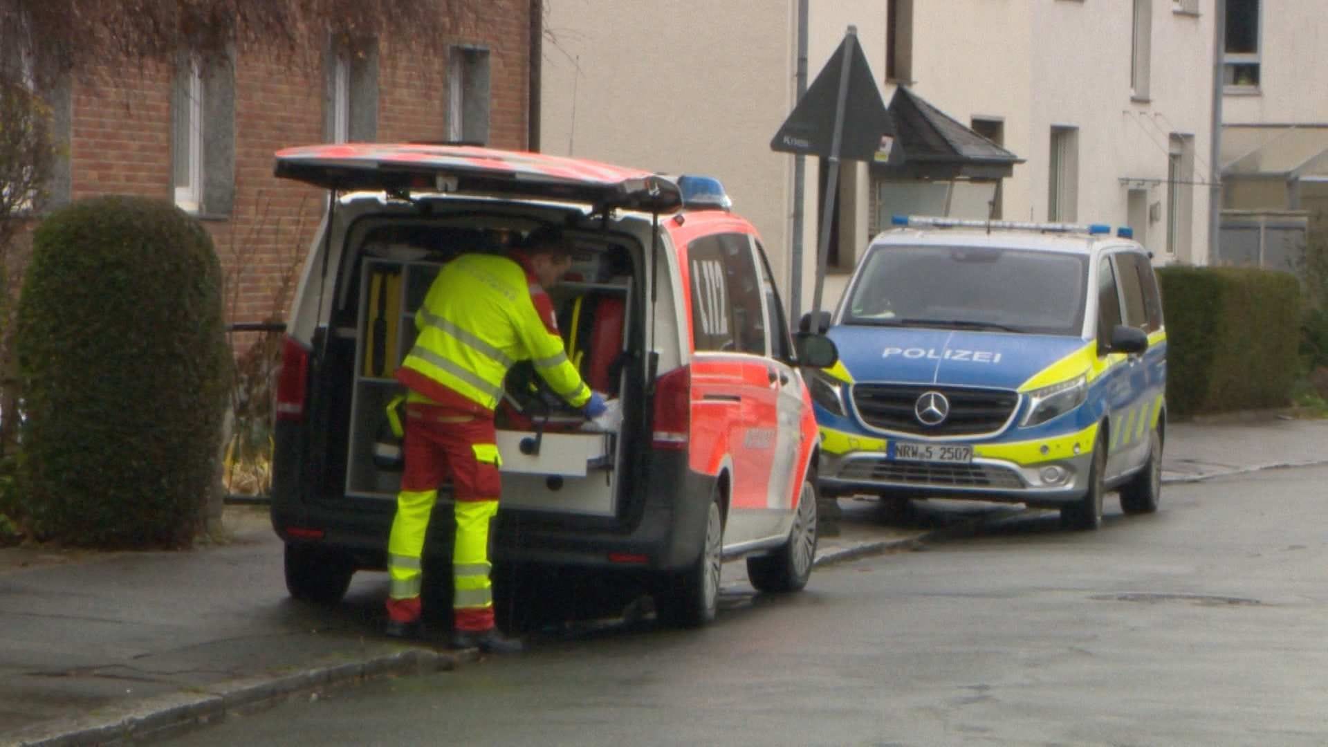 Ein 79-jähriger Mann soll seine Ehefrau in den frühen Morgenstunden getötet haben und stellte sich anschließend der Polizei.