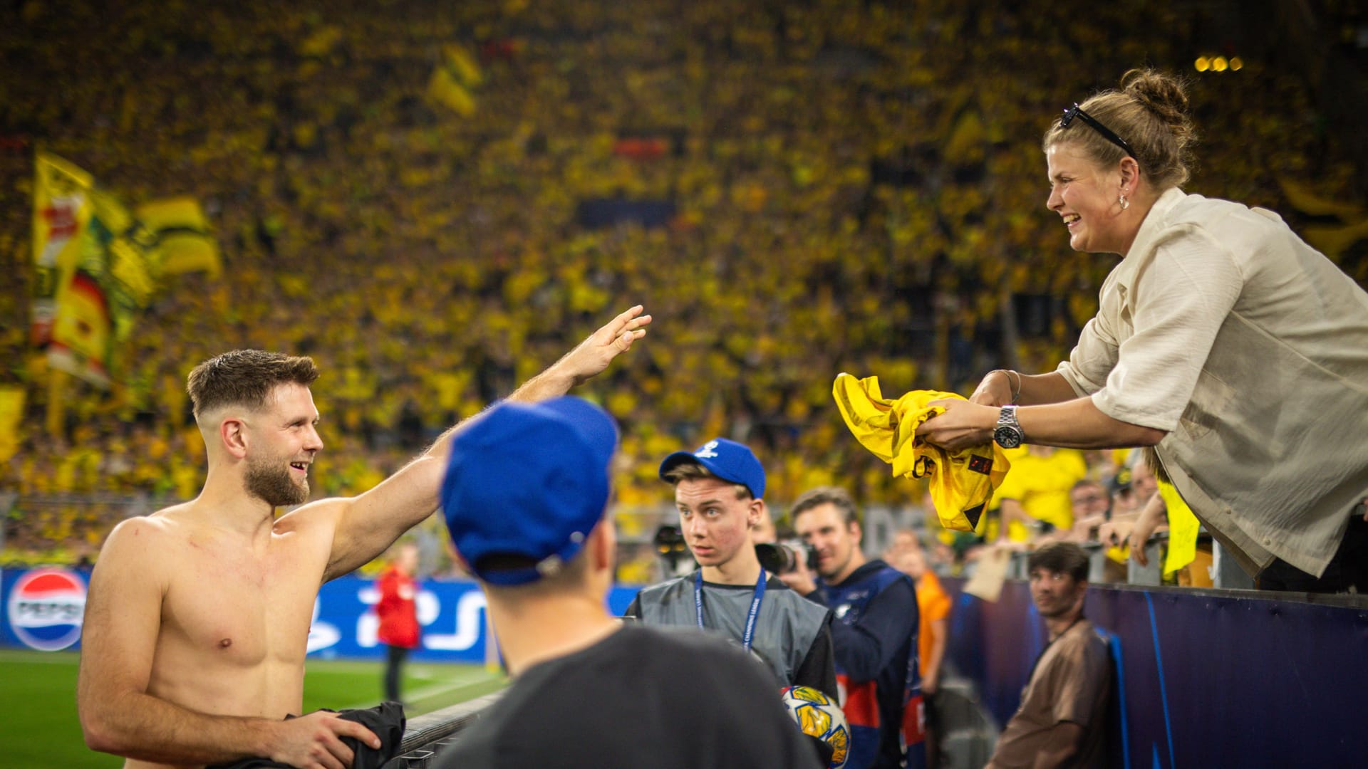 Niclas Füllkrug (l.) mit Schwester Anna-Lena im Mai 2024 bei einem Spiel des BVB.