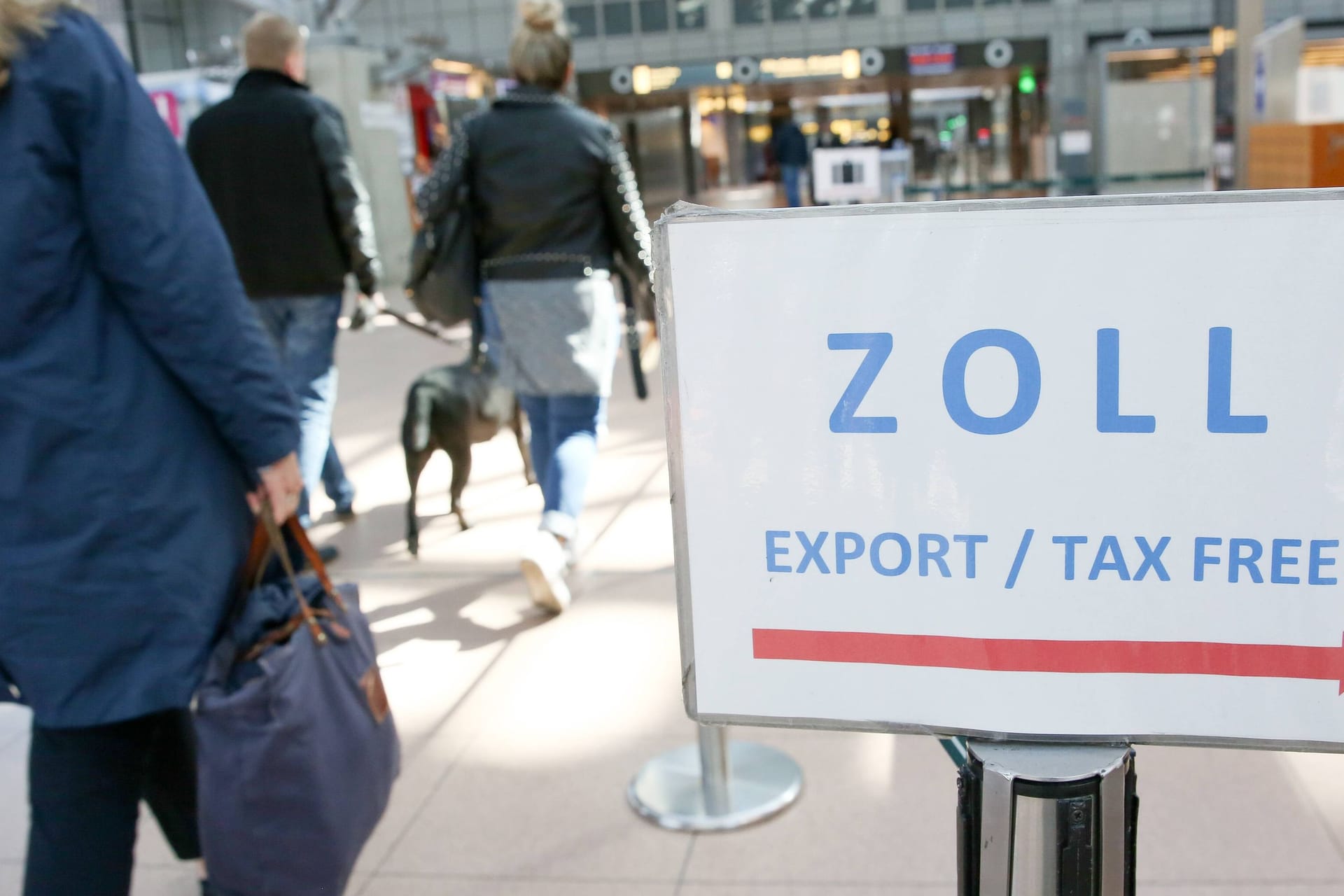 Ein Schild weist auf einen Zoll-Schalter hin (Archivbild): Zwei Frauen sind am Hamburger Flughafen mit besonders viel Goldschmuck erwischt worden.