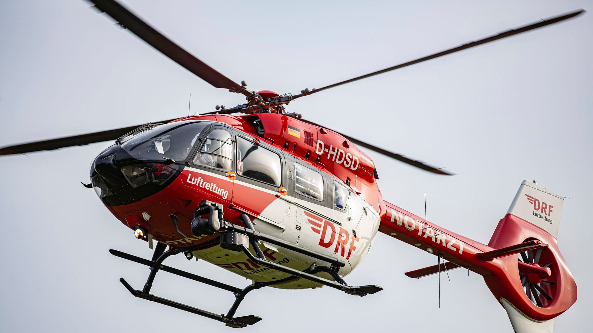 Ein Rettungshubschrauber im Einsatz (Archivbild): Die Frau zog sich bei dem Sturz einen Bruch des Oberschenkelhalses zu.